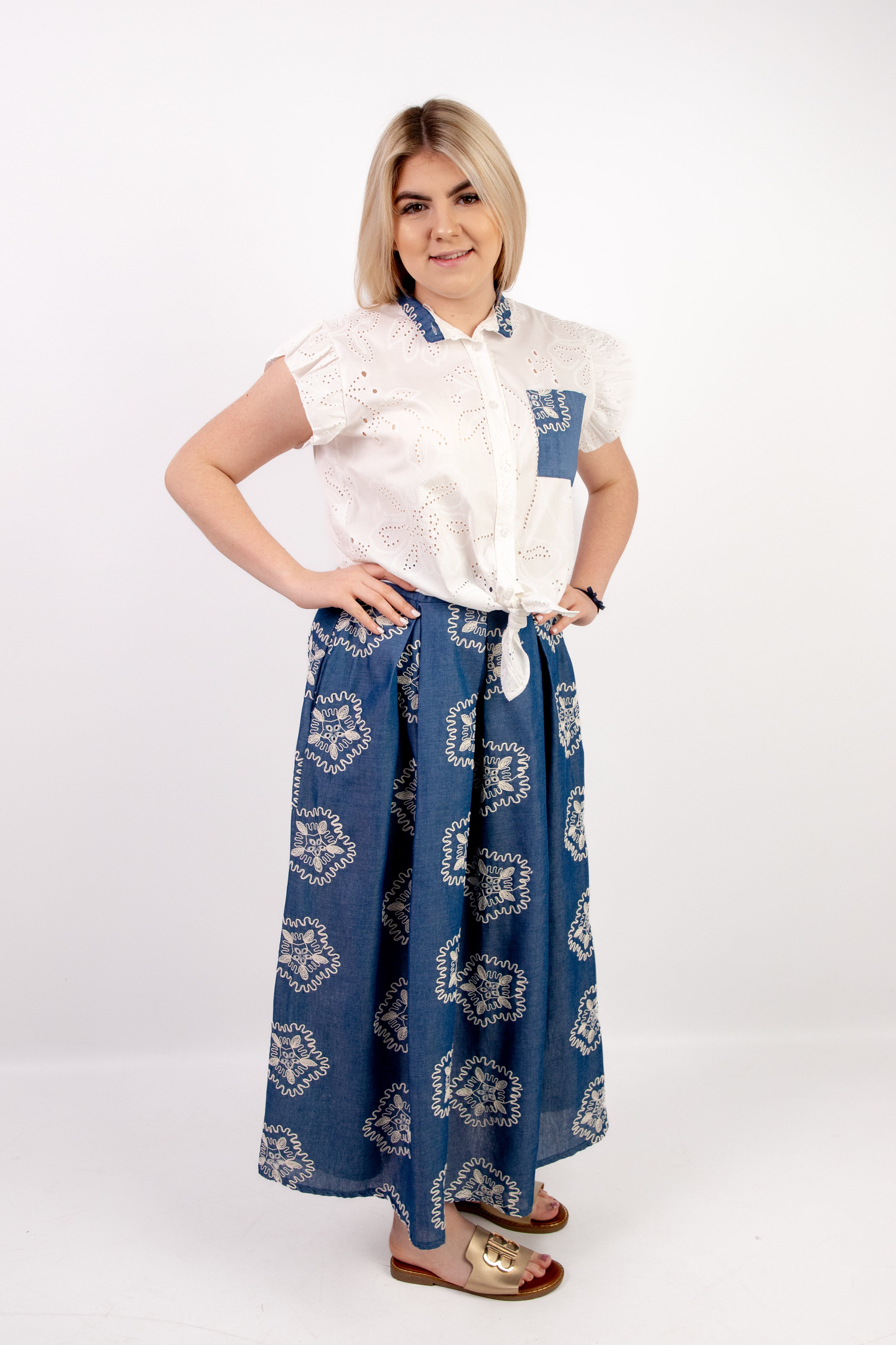 Włoski letni zestaw boho z haftowaną bluzką i wzorzystą spódnicą