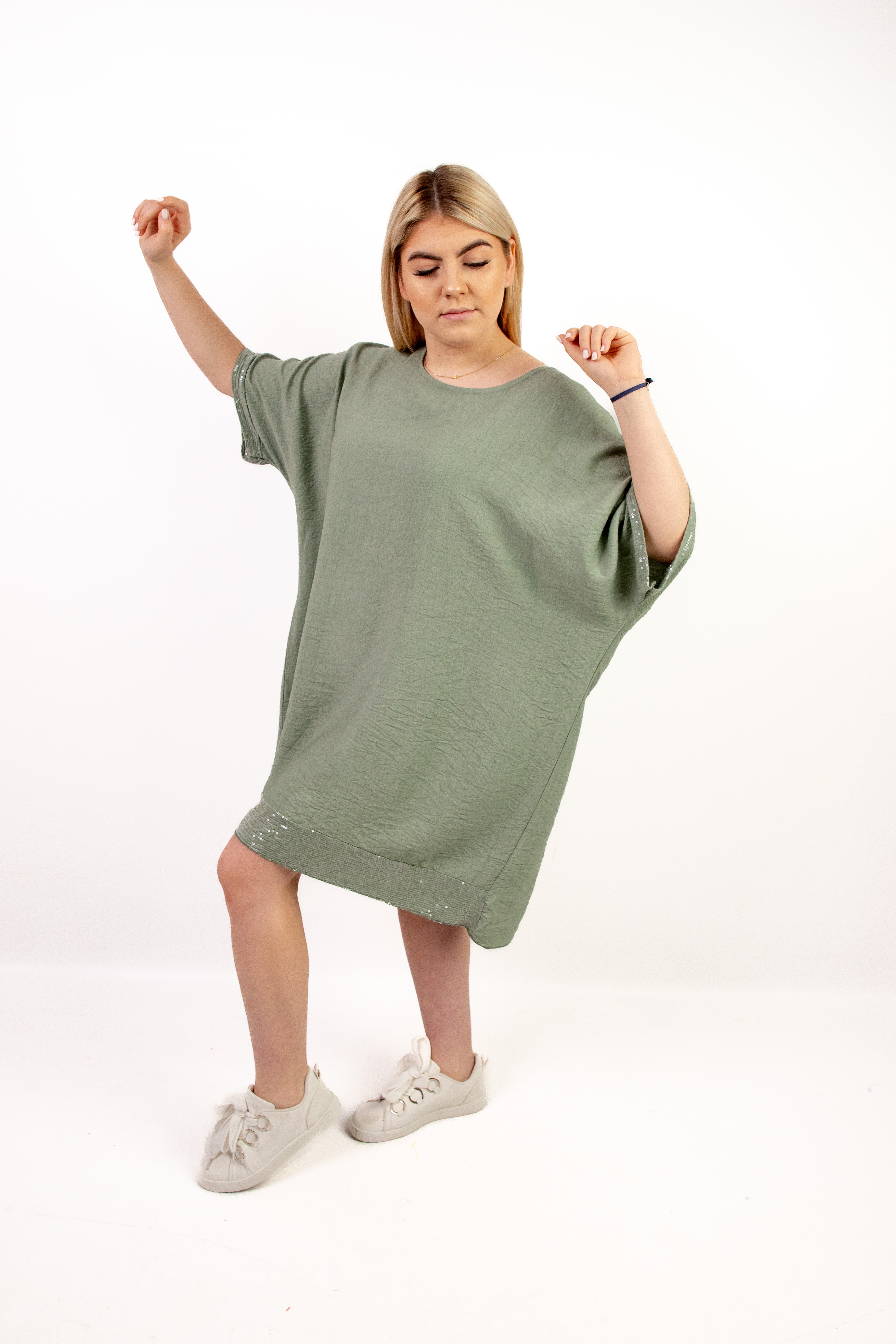 Włoska sukienka z kokardą i subtelnym połyskiem Oliwka