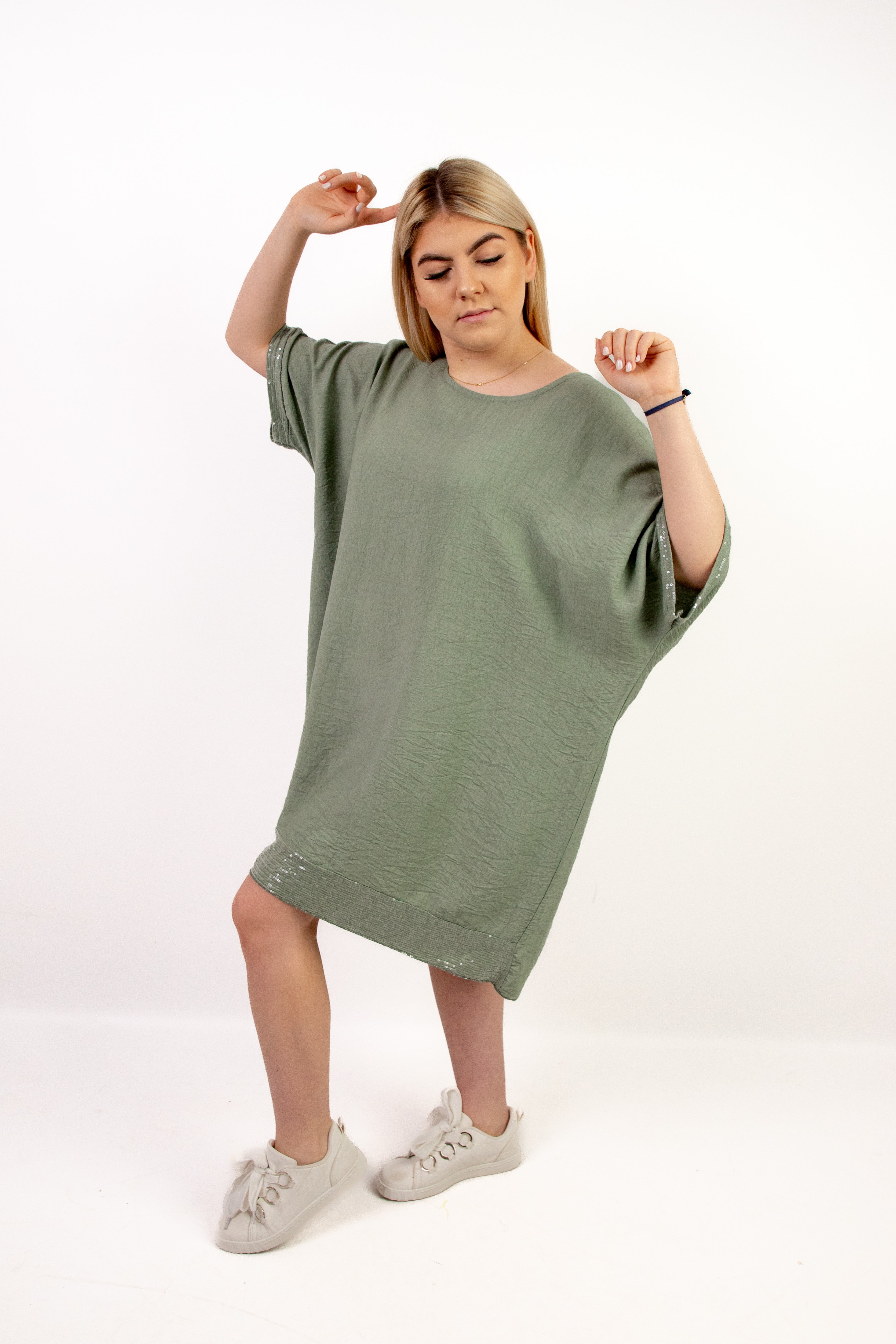 Włoska sukienka z kokardą i subtelnym połyskiem Oliwka