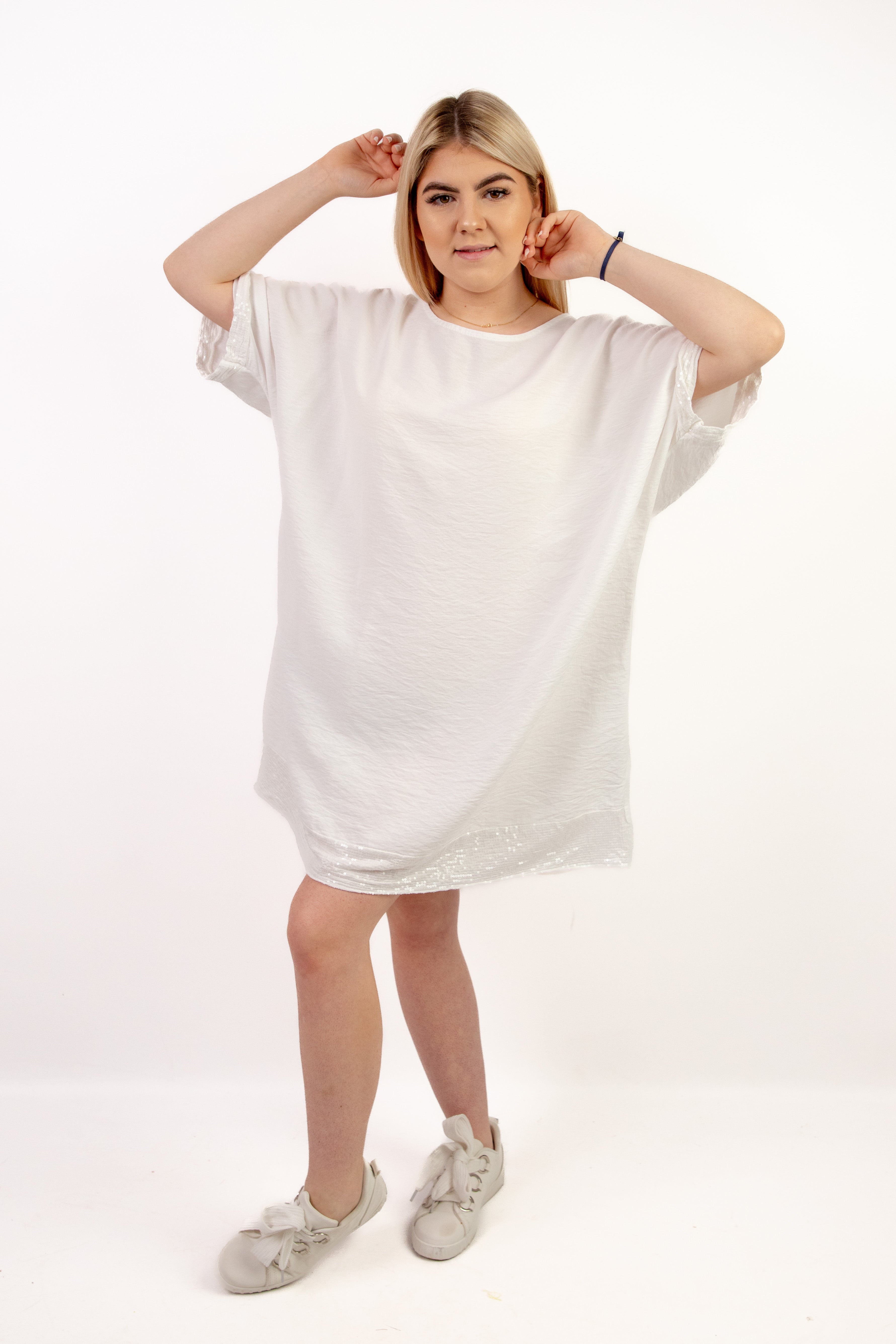 Włoska sukienka z kokardą i subtelnym połyskiem Krem