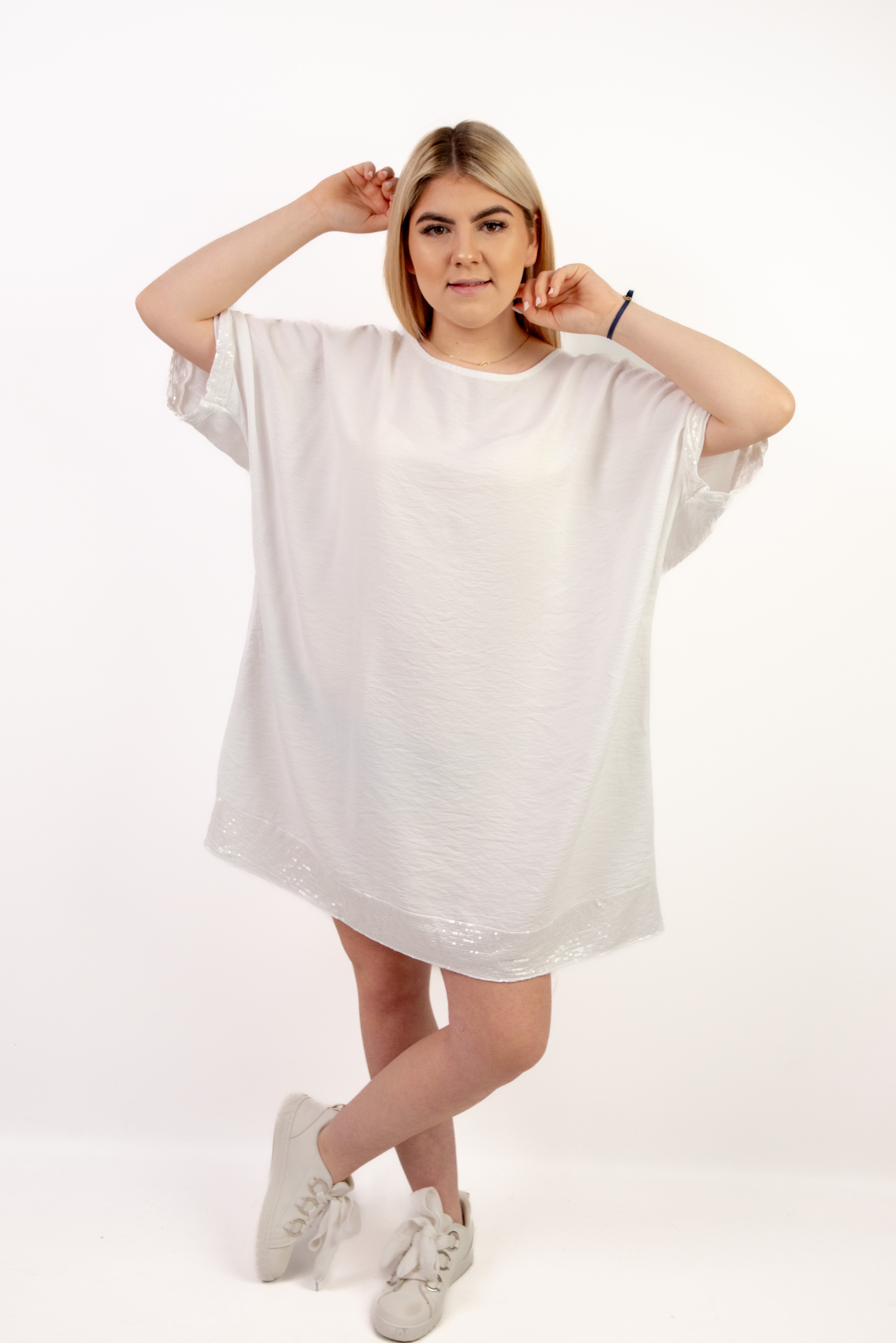 Włoska sukienka z kokardą i subtelnym połyskiem Krem