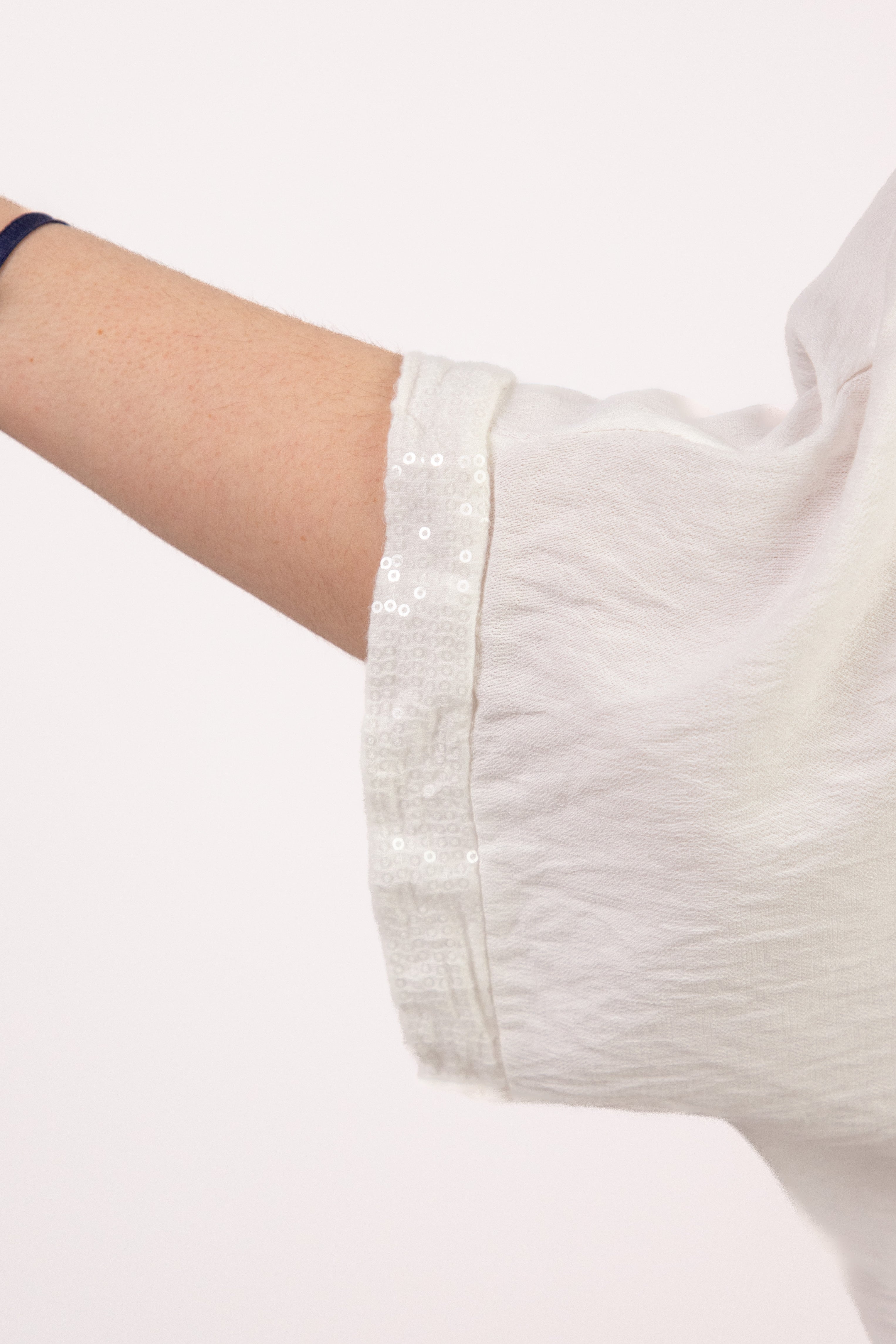 Włoska sukienka z kokardą i subtelnym połyskiem Krem