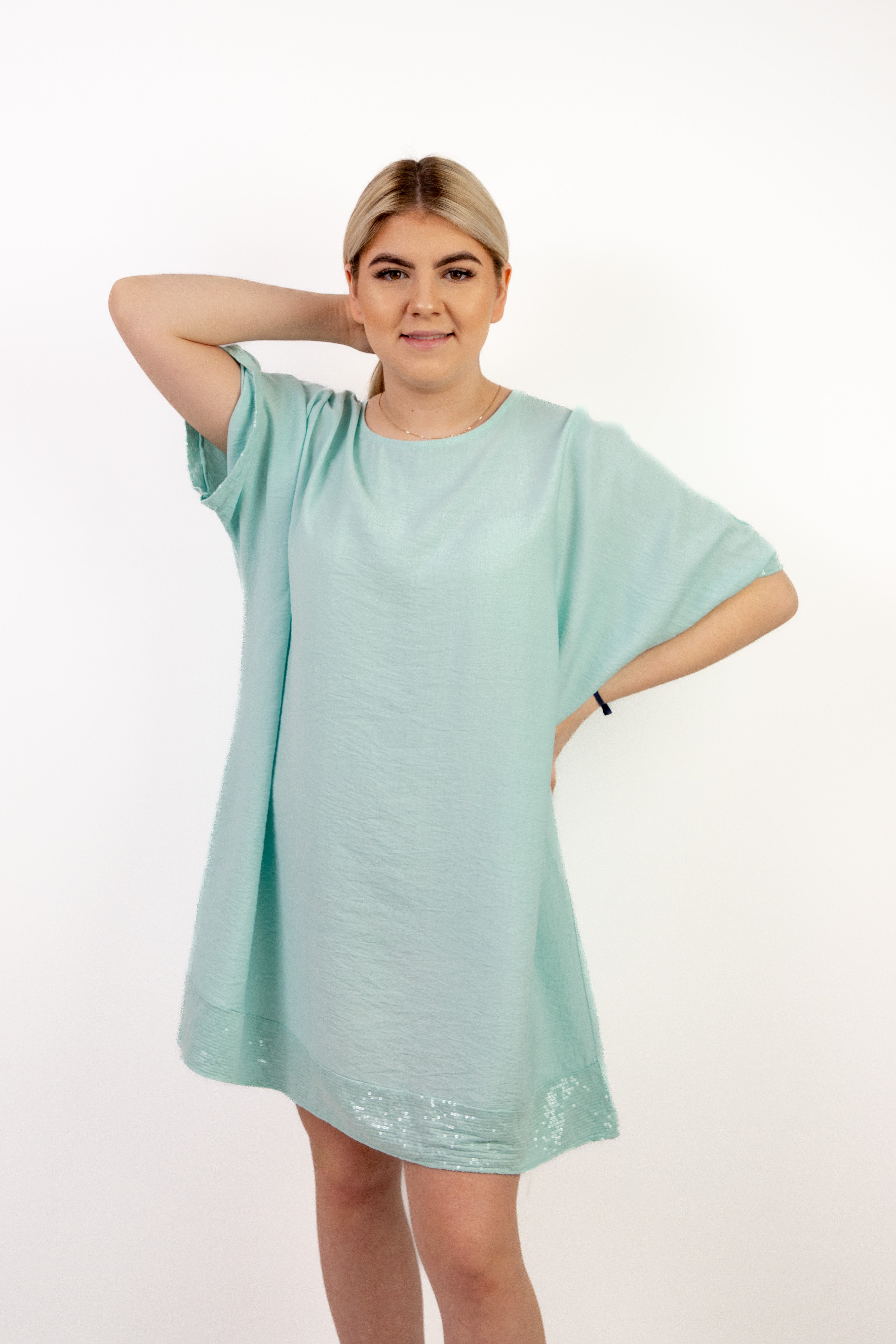 Włoska sukienka z kokardą i subtelnym połyskiem Mięta