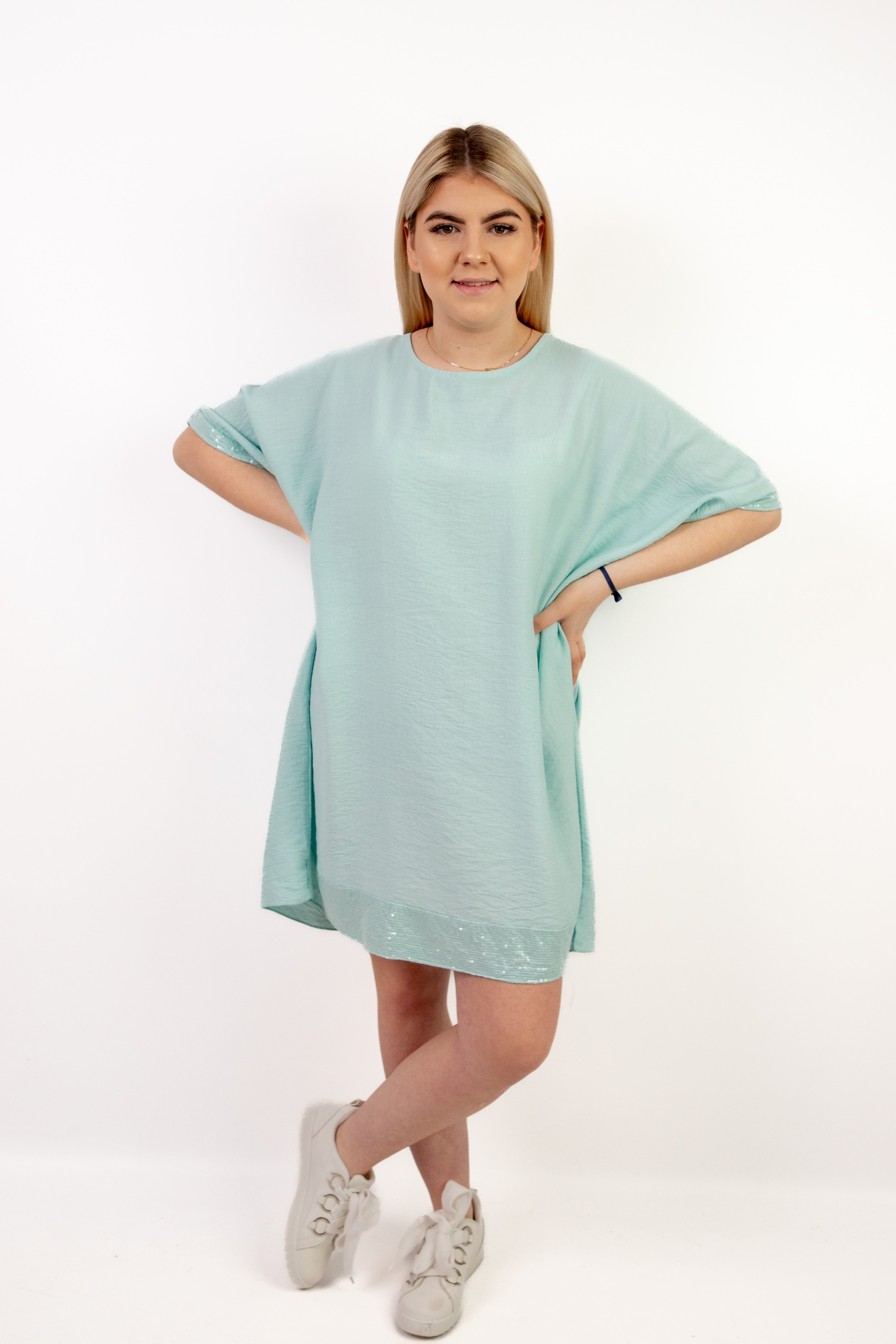 Włoska sukienka z kokardą i subtelnym połyskiem Mięta