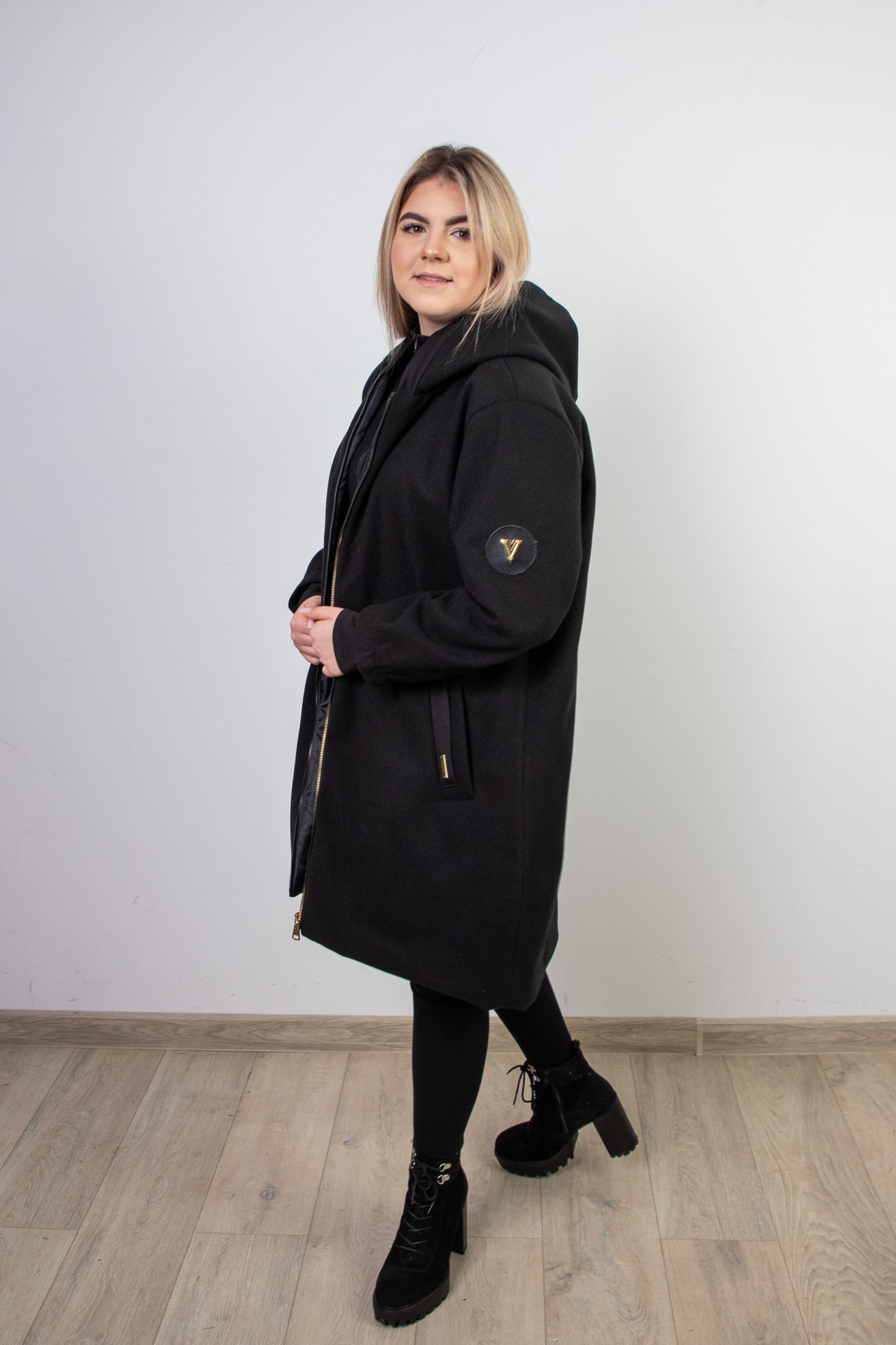 Elegacki wiosenny płaszcz damski na zamku Czarny