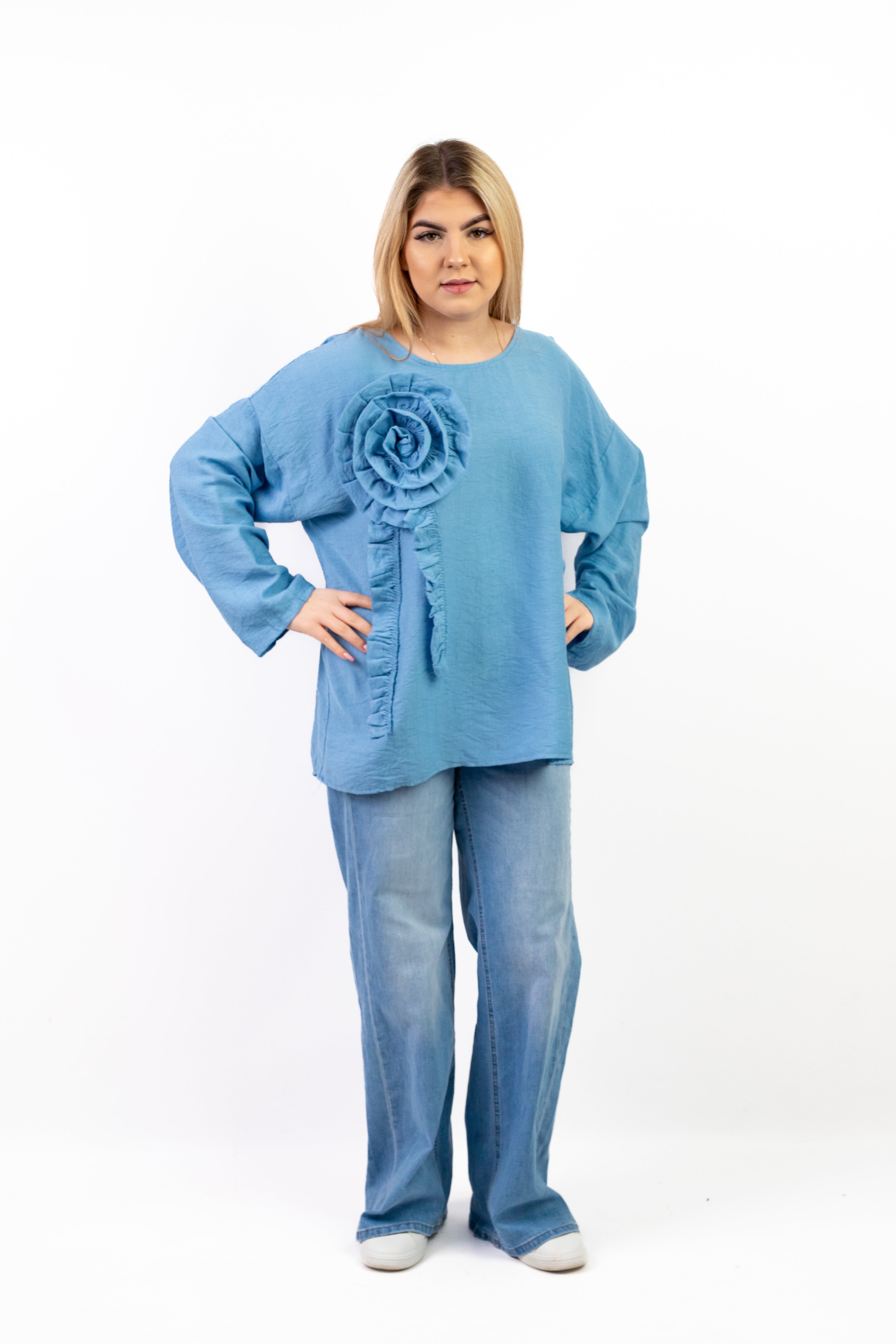 Włoska bluzka oversize z dekoracyjną różą z wiskozy Błękit