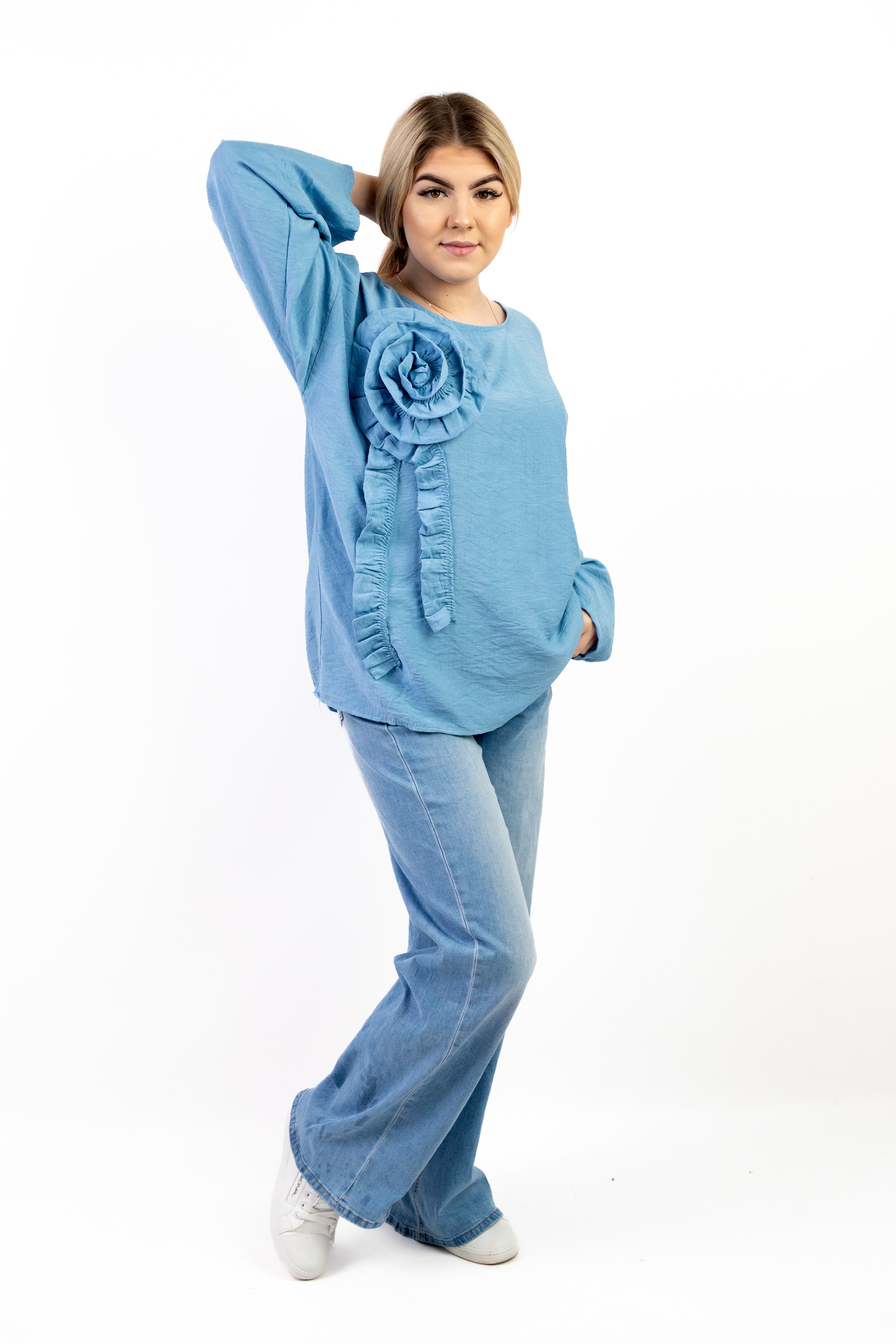 Włoska bluzka oversize z dekoracyjną różą z wiskozy Błękit