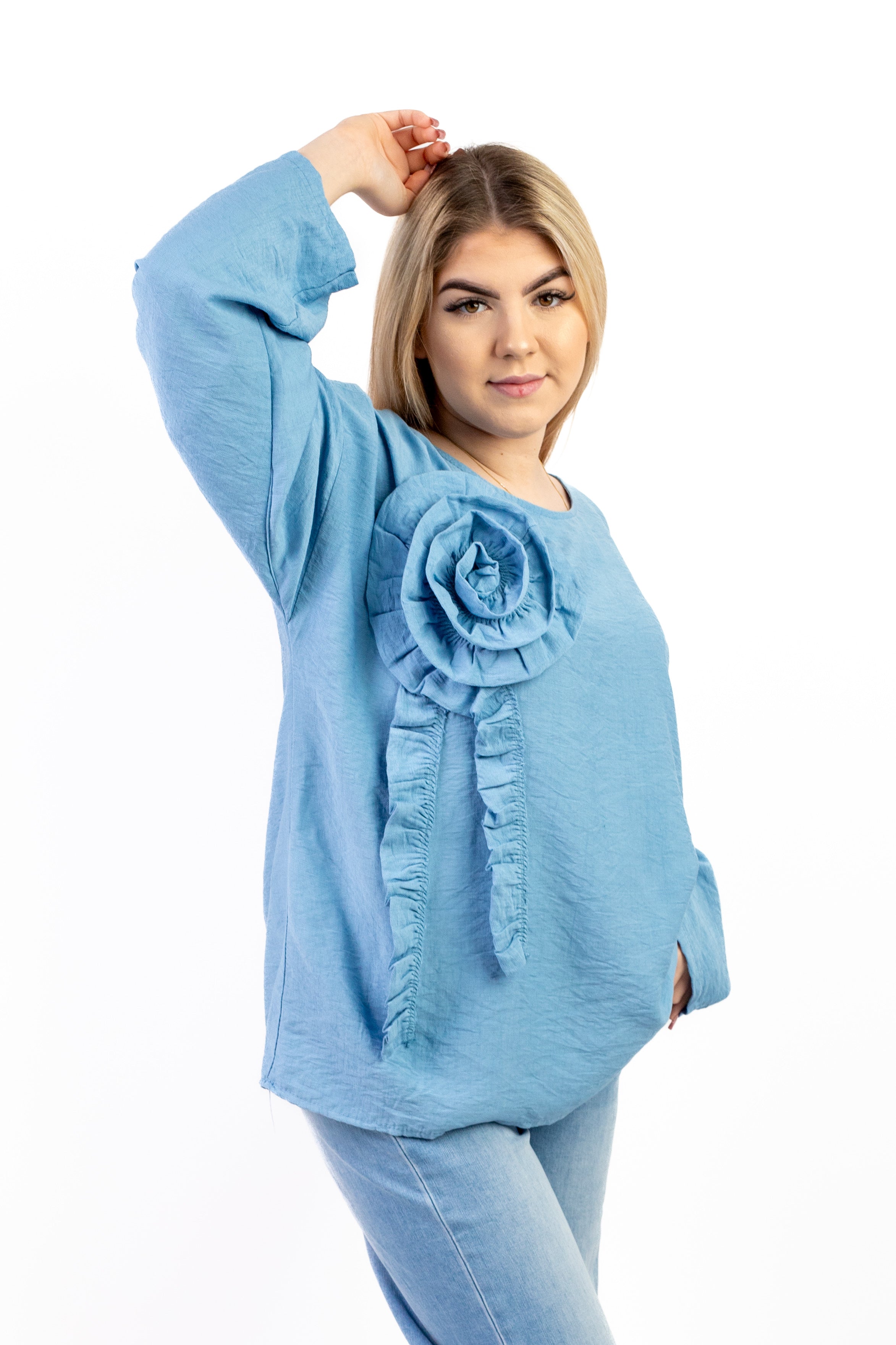 Włoska bluzka oversize z dekoracyjną różą z wiskozy Błękit