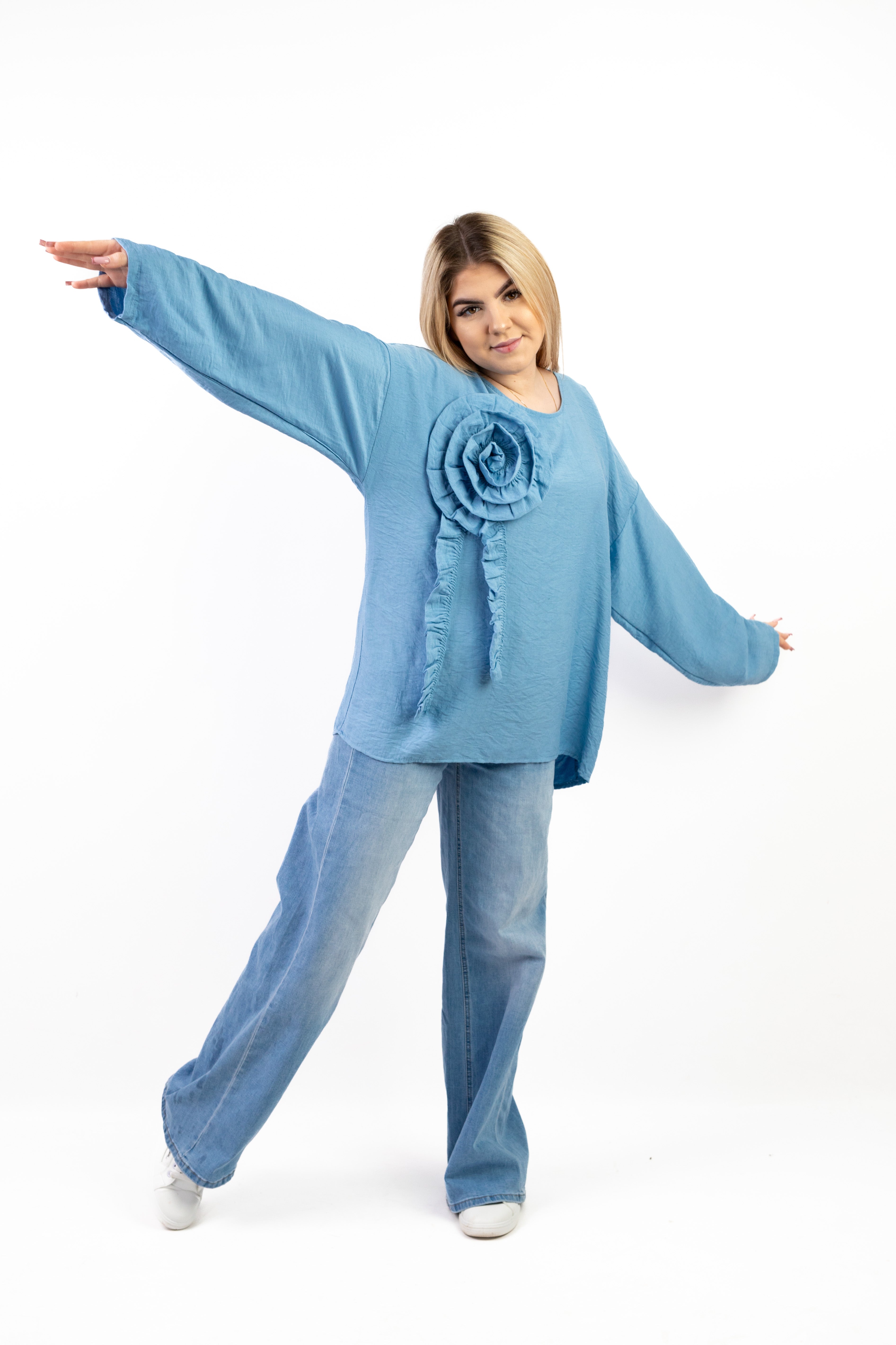 Włoska bluzka oversize z dekoracyjną różą z wiskozy Błękit