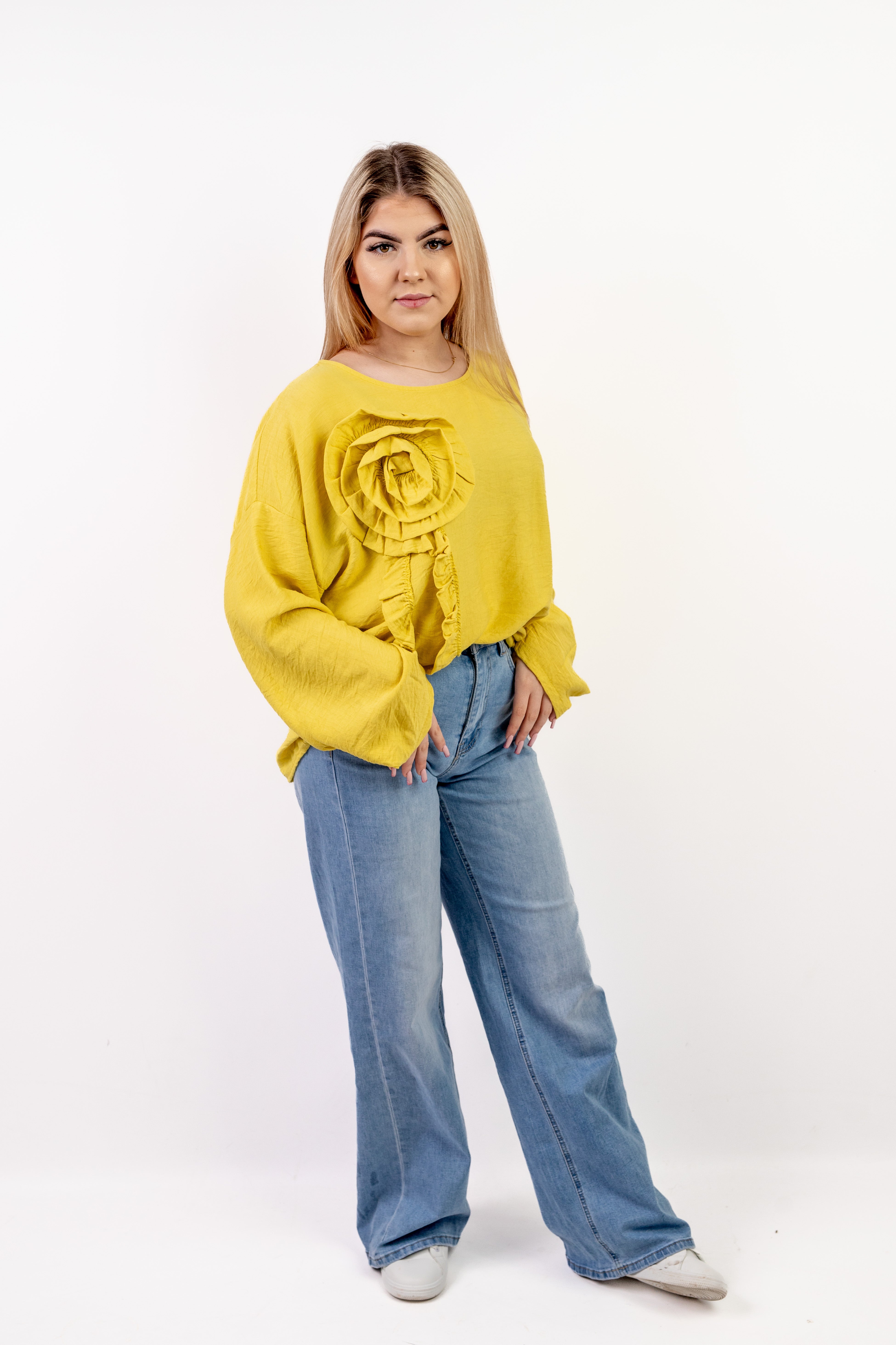 Włoska bluzka oversize z dekoracyjną różą z wiskozy Limonka
