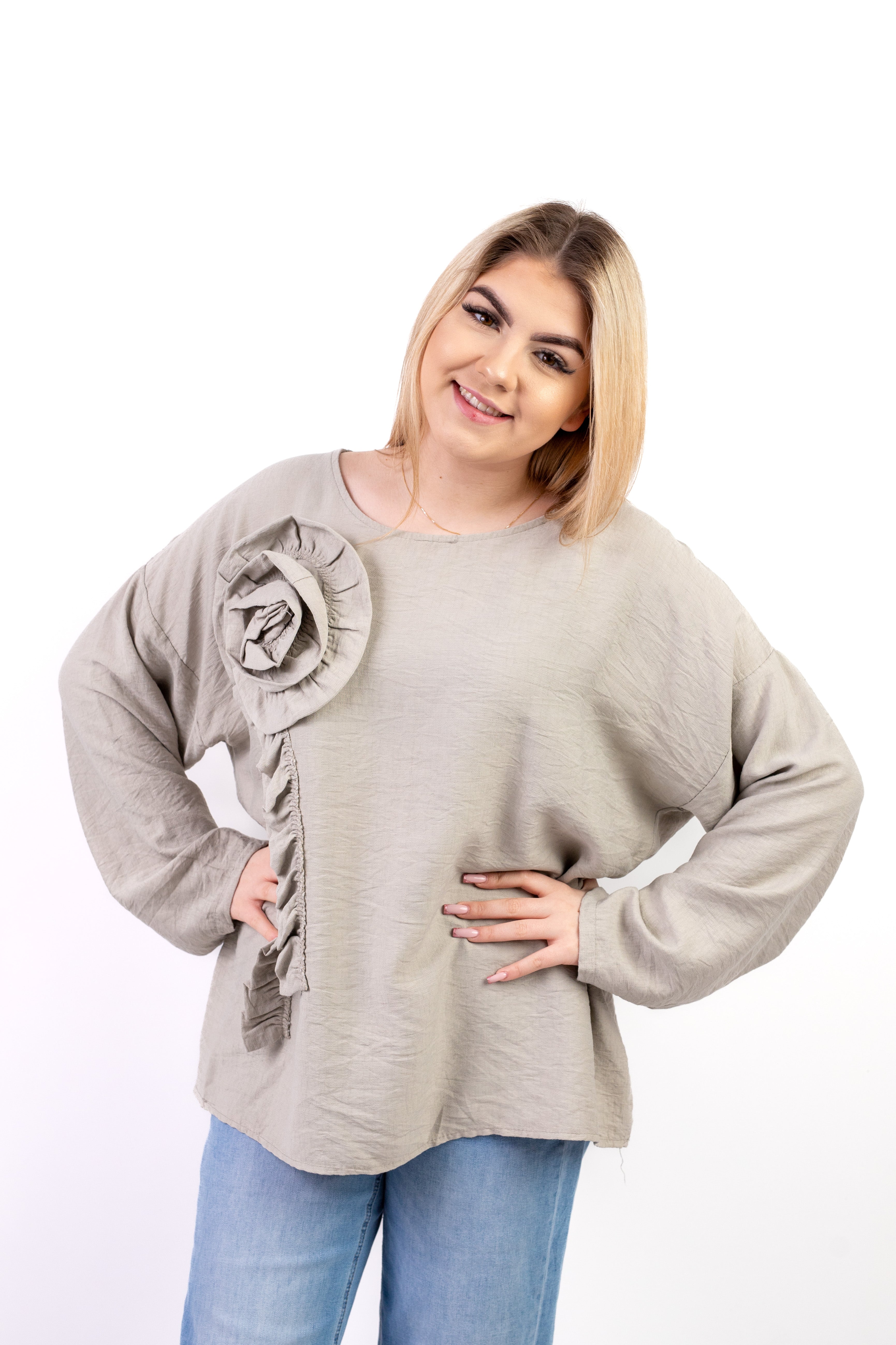 Włoska bluzka oversize z dekoracyjną różą z wiskozy Jasny beż