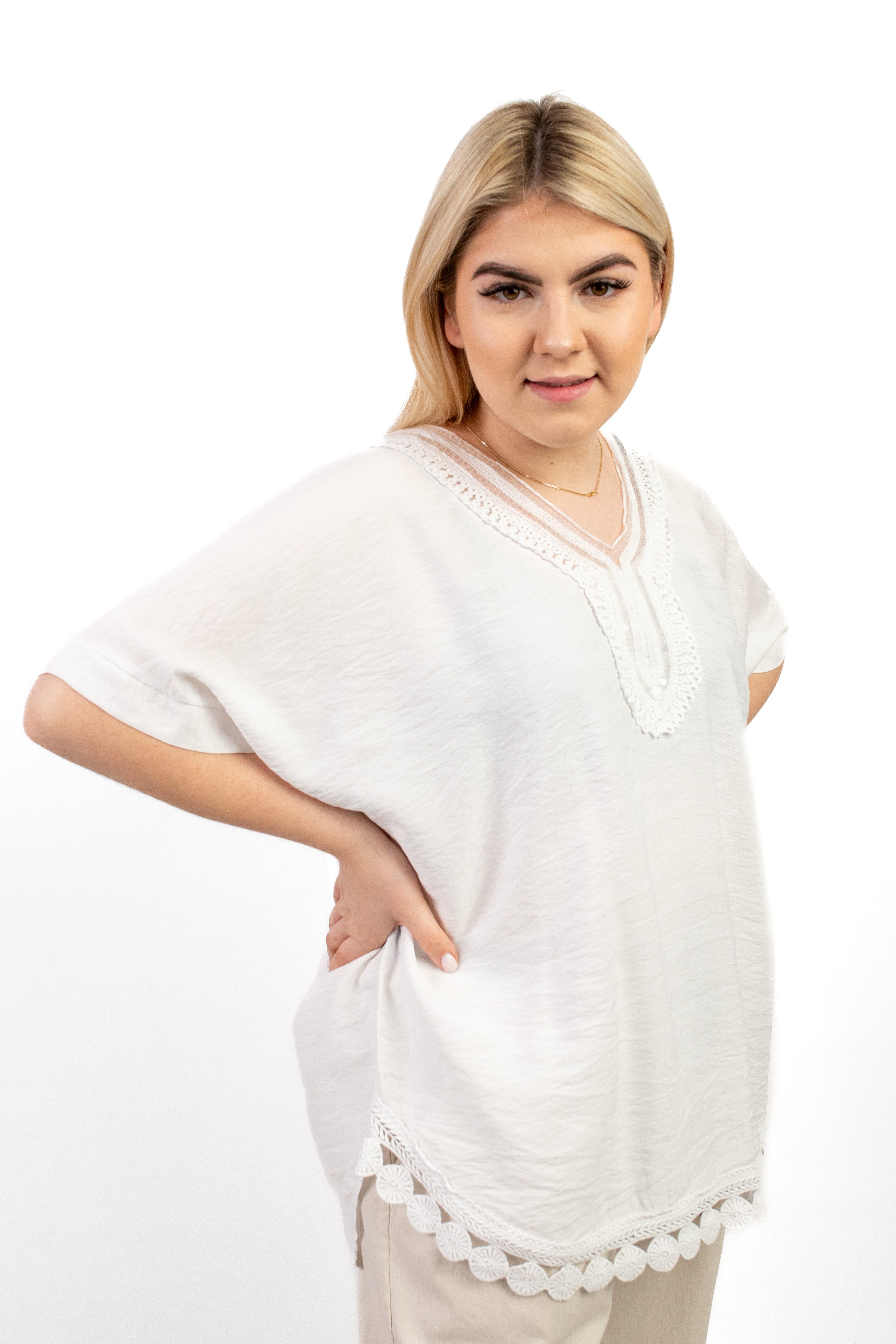 Włoska bluzka oversize z koronkowym wykończeniem Krem