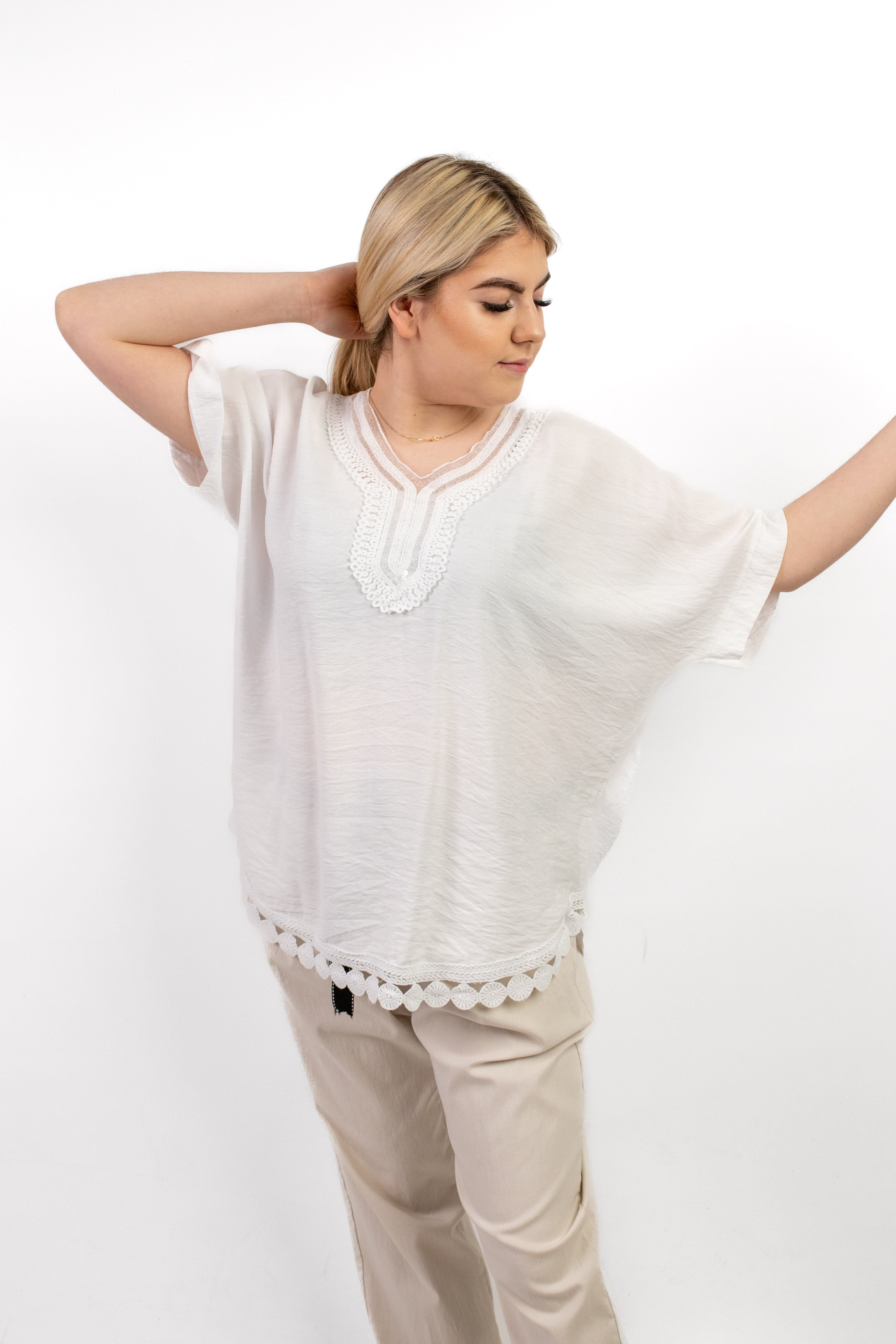 Włoska bluzka oversize z koronkowym wykończeniem Krem