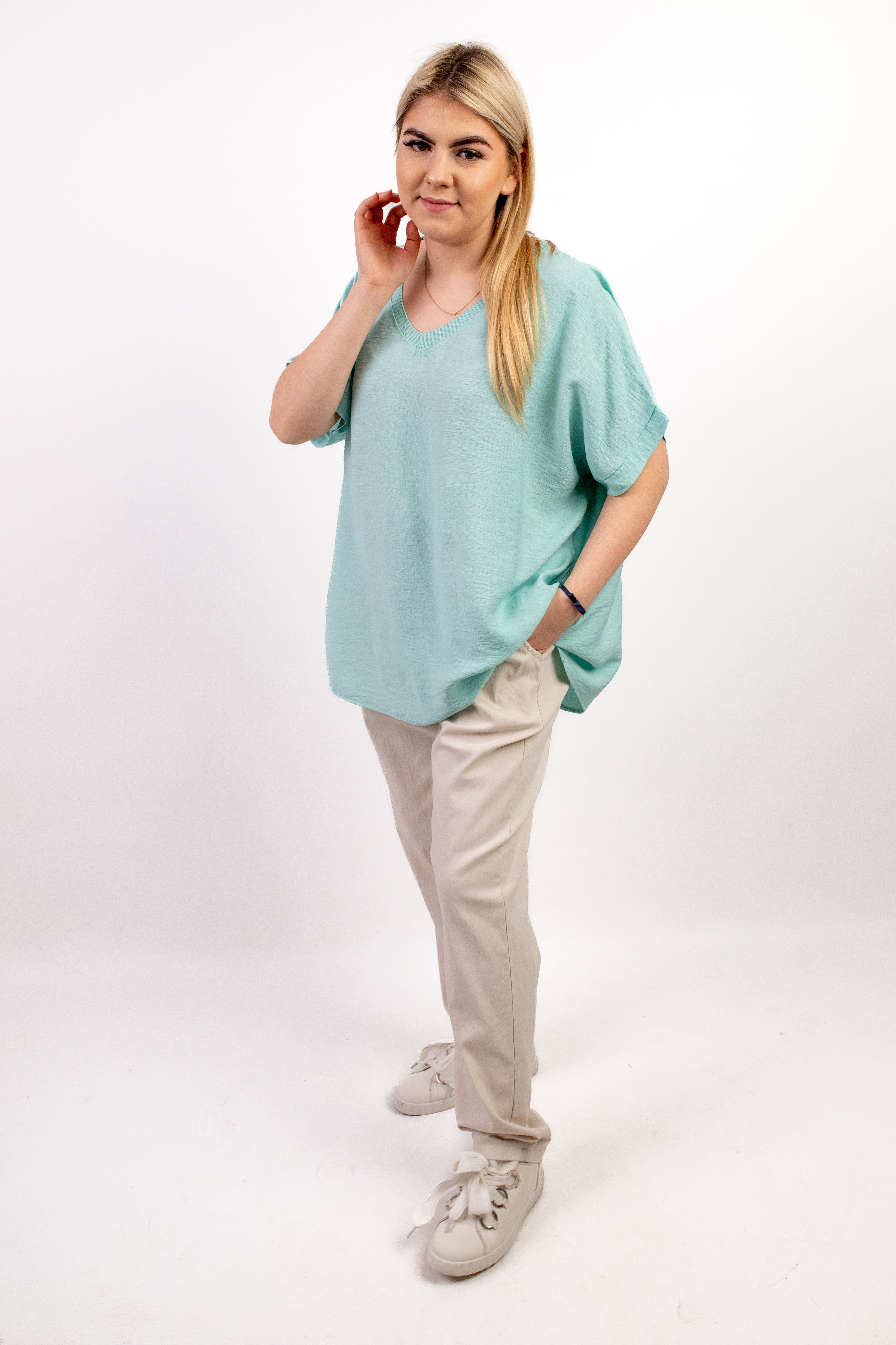 Włoska bluzka damska z koronkowym detalem – 100% wiskoza Mięta