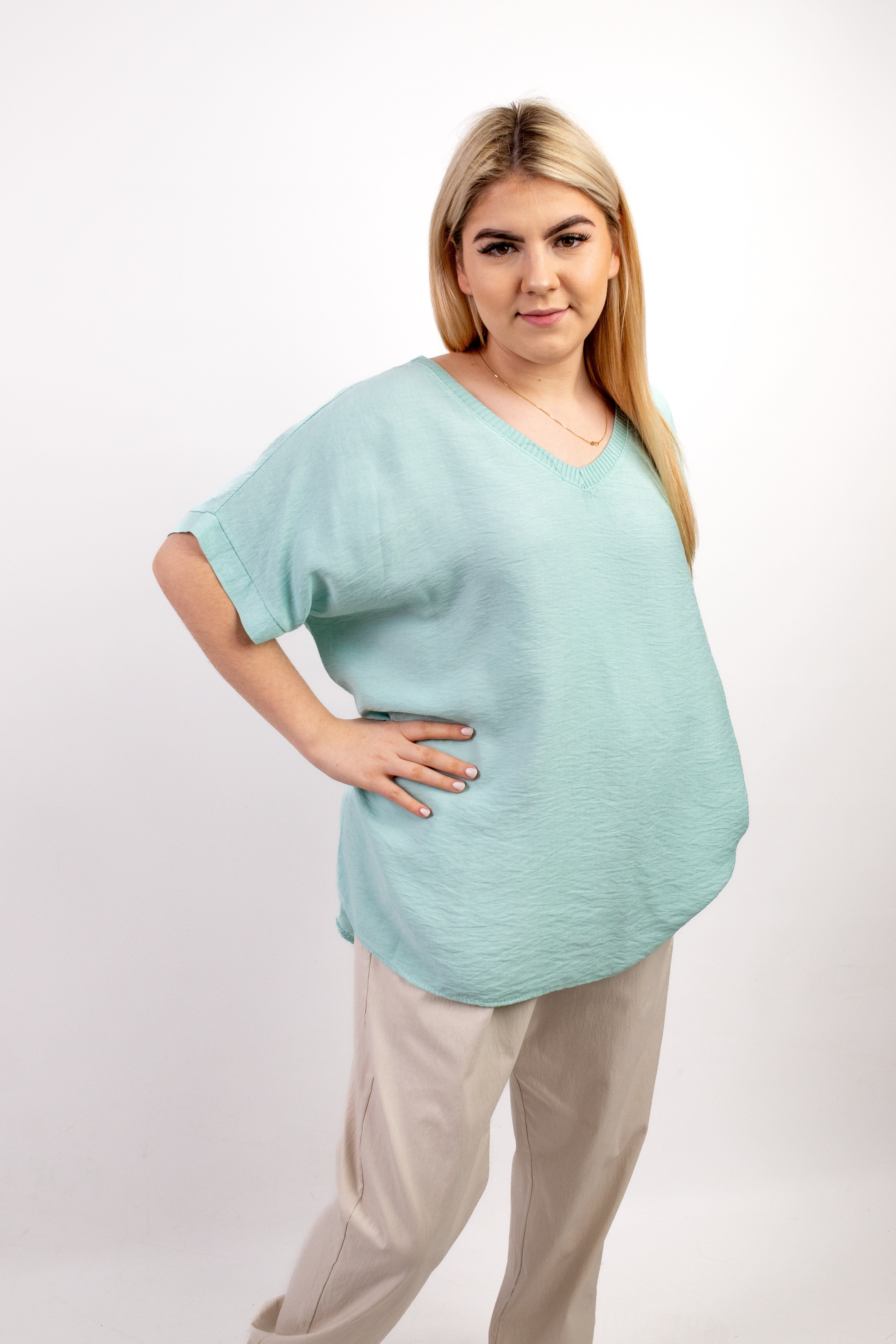 Włoska bluzka damska z koronkowym detalem – 100% wiskoza Mięta