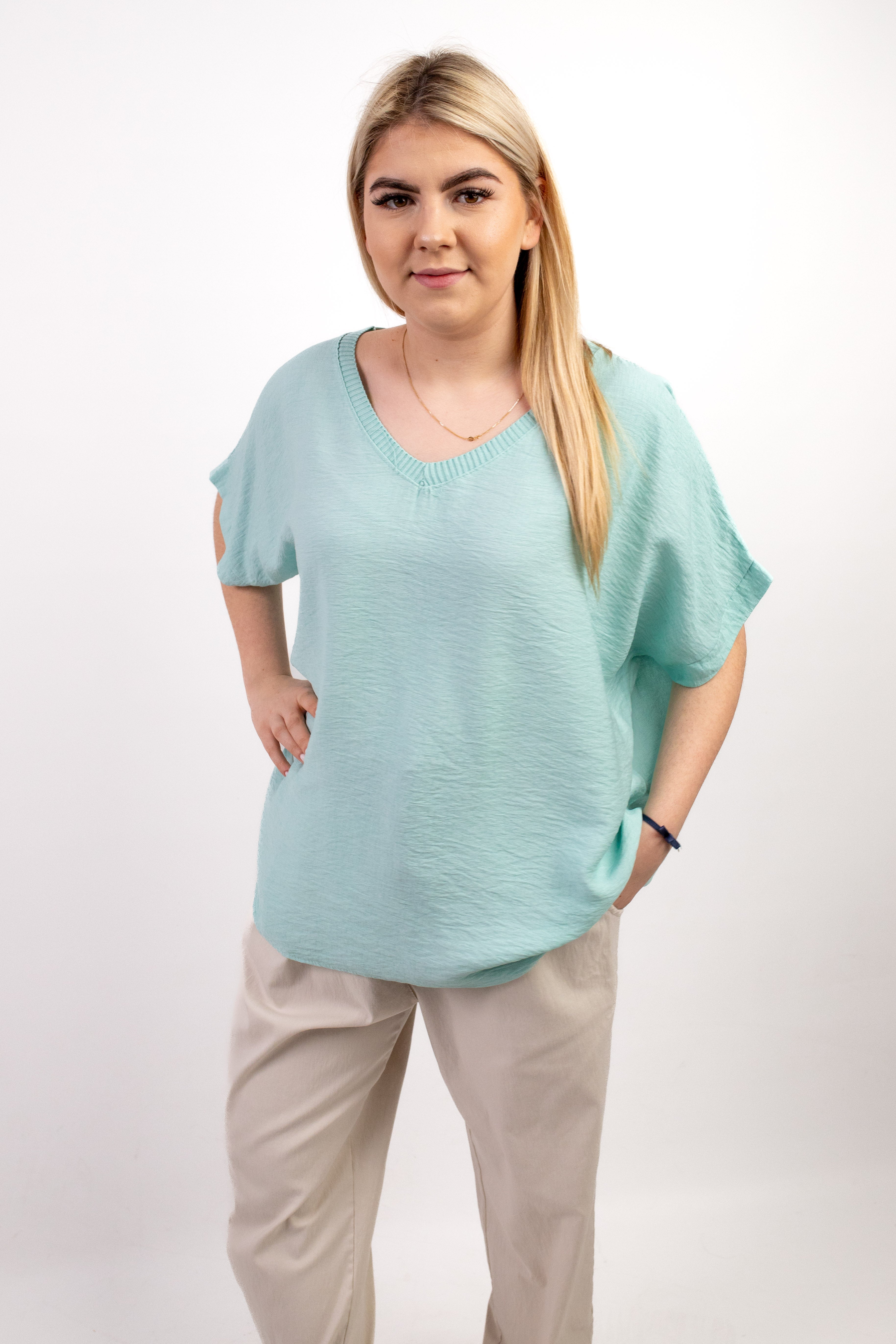 Włoska bluzka damska z koronkowym detalem – 100% wiskoza Mięta