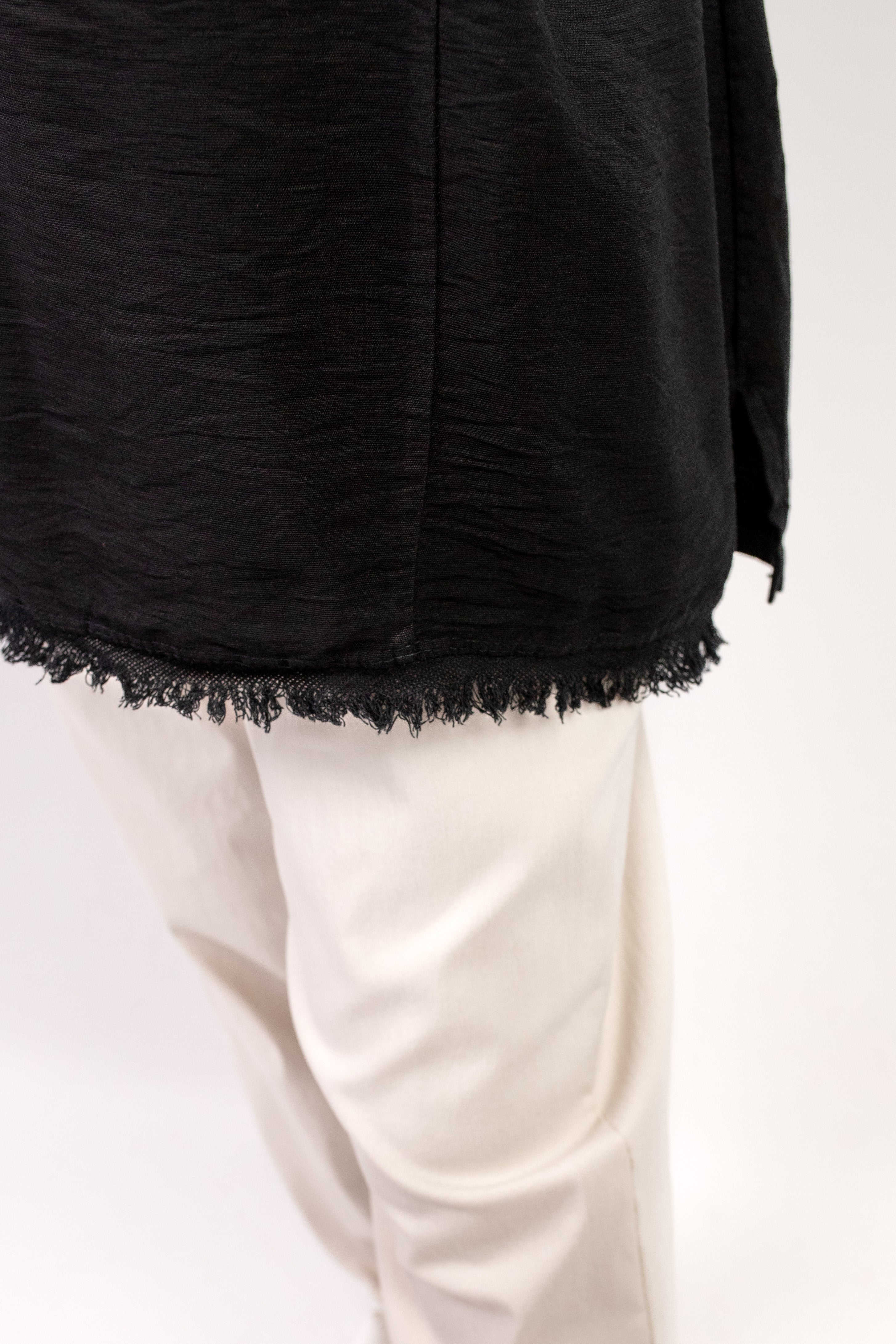 Włoska stylowa damska bluzka z asymetrycznym zdobieniem – wygoda i elegancja na co dzień Czarny