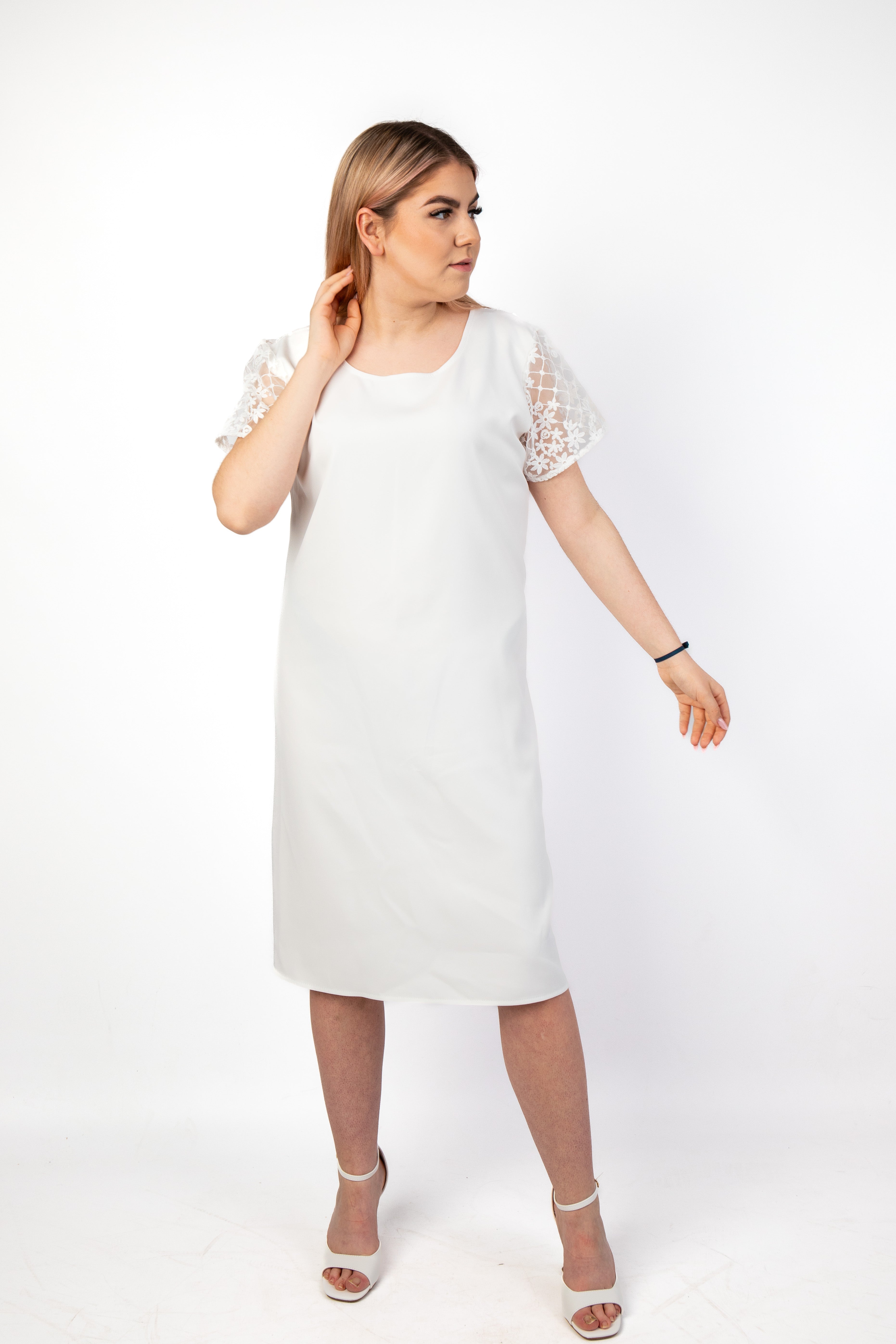 Elegancka modna stylowa sukienka z koronkowym rękawem Krem