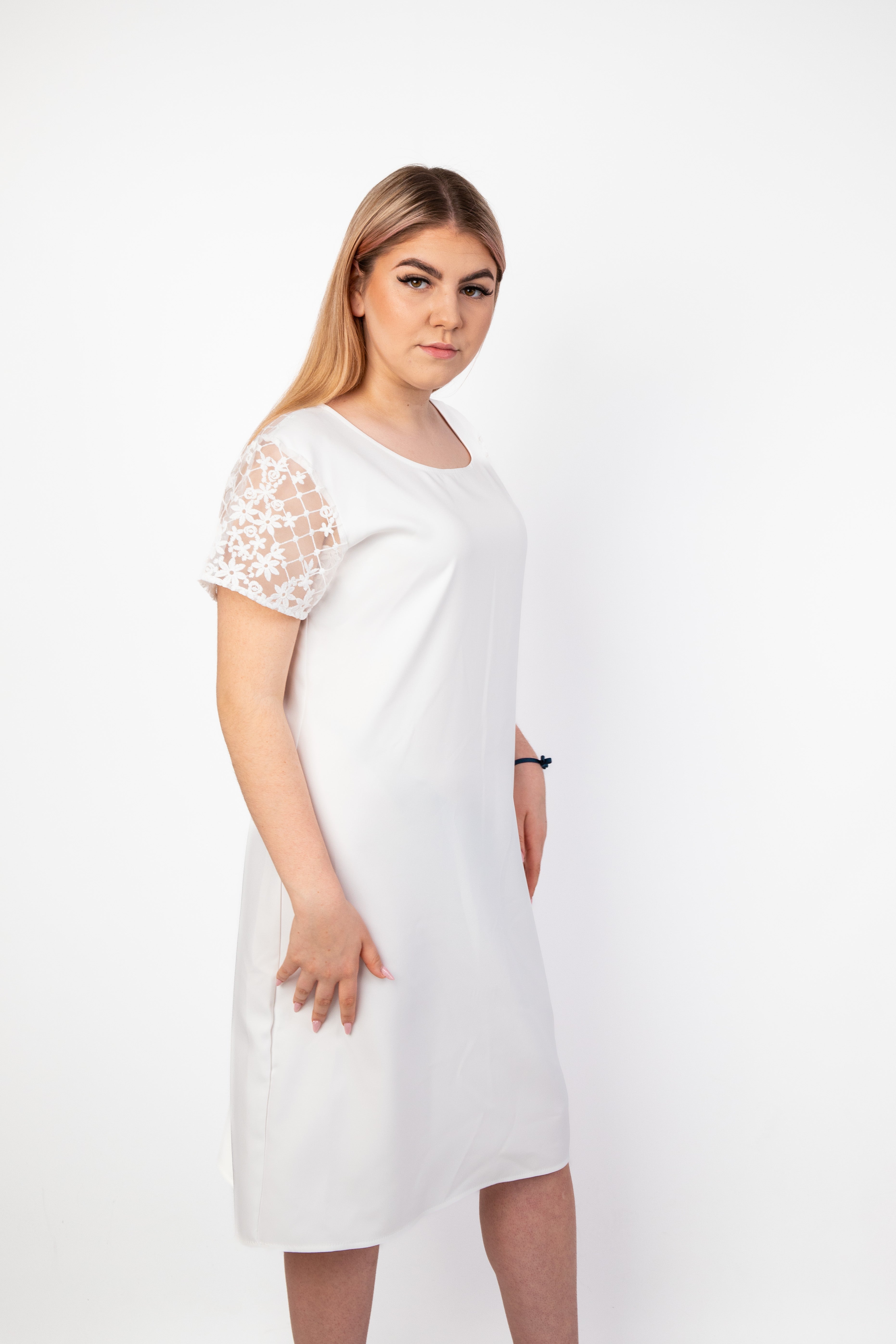 Elegancka modna stylowa sukienka z koronkowym rękawem Krem