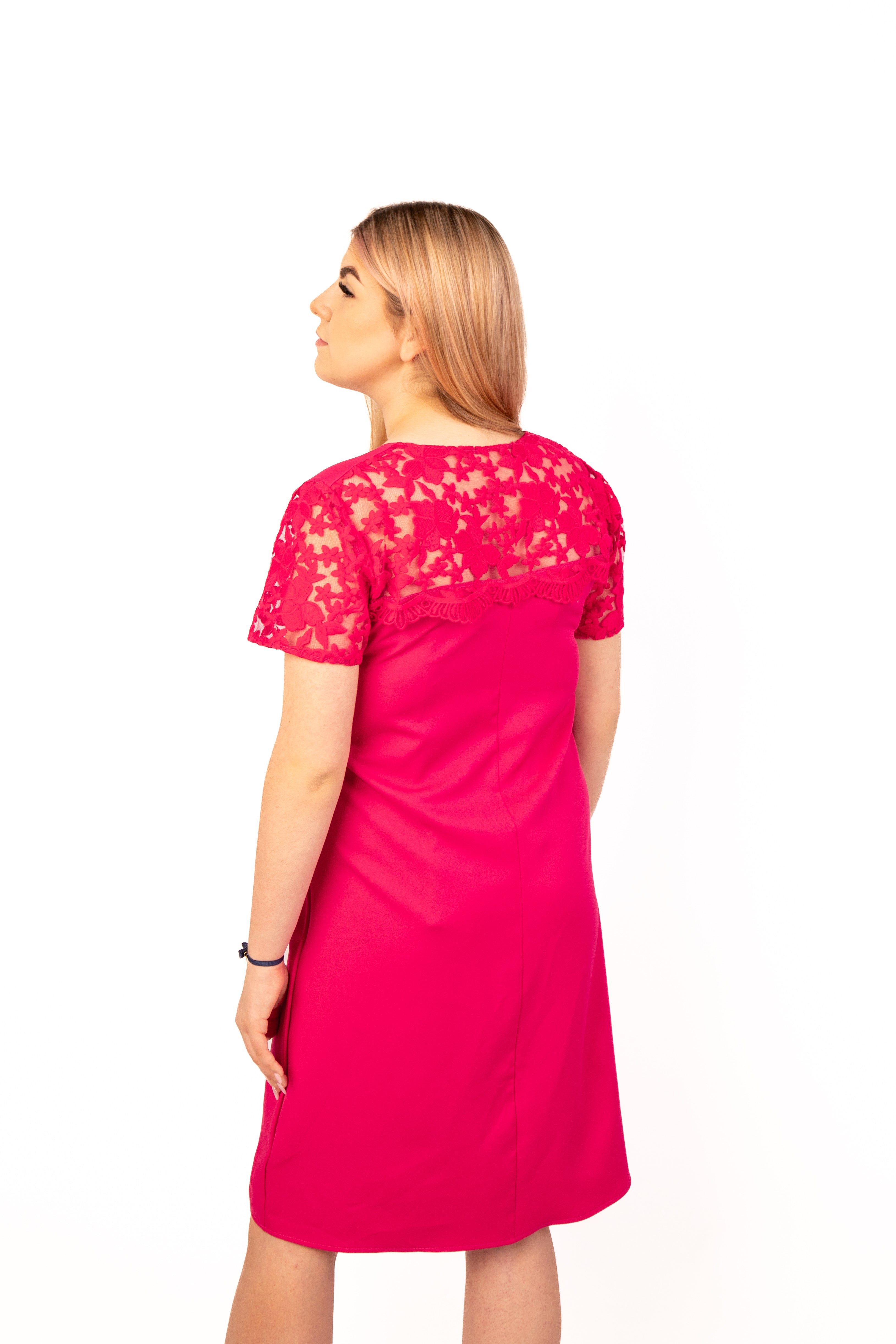 Elegancka modna stylowa sukienka z koronkowym rękawem Fuksja