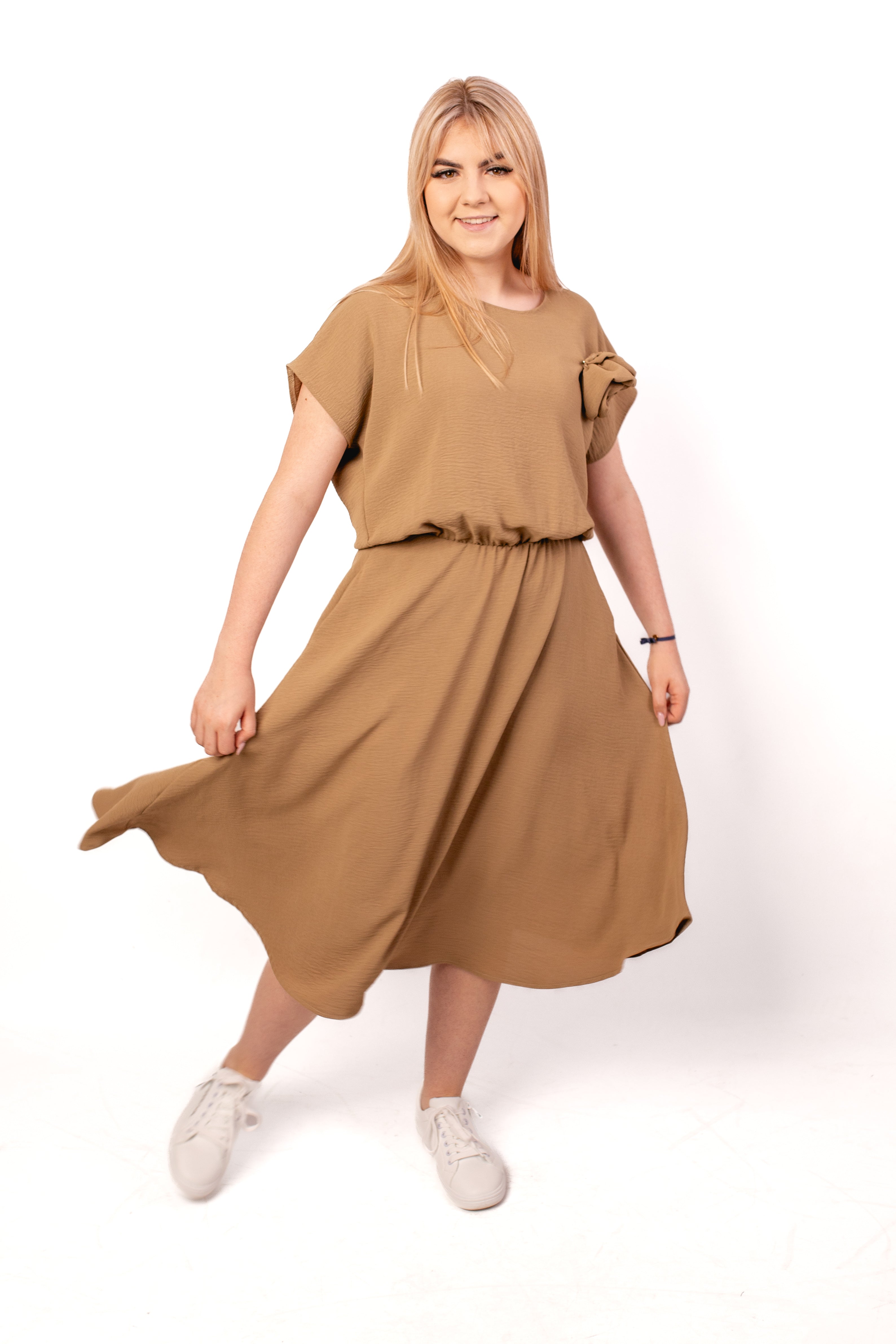 Szykowna zwiena modna sukienka Ciemny Beż