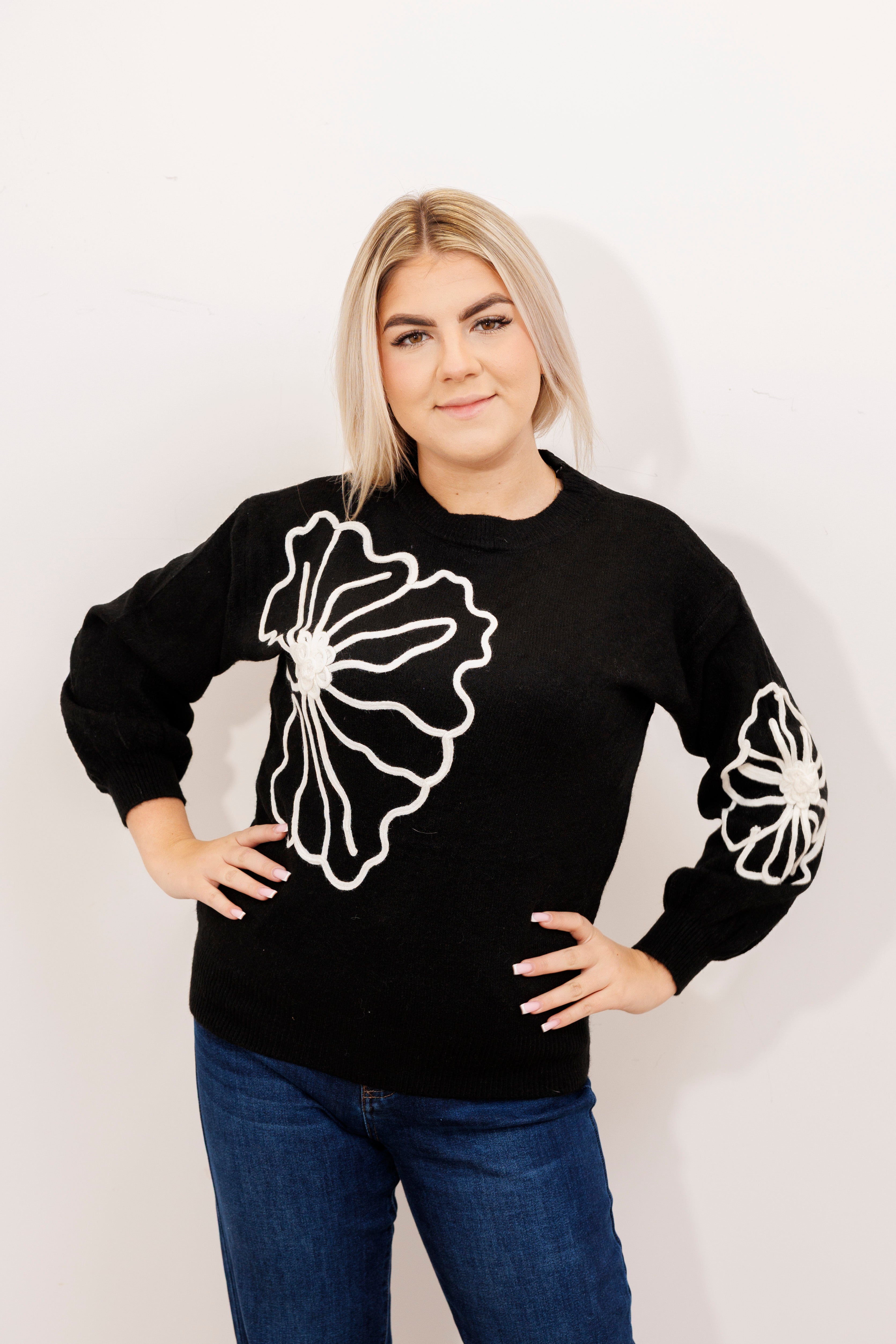 Sweter damski z dekoracyjnymi kwiatami Czarny