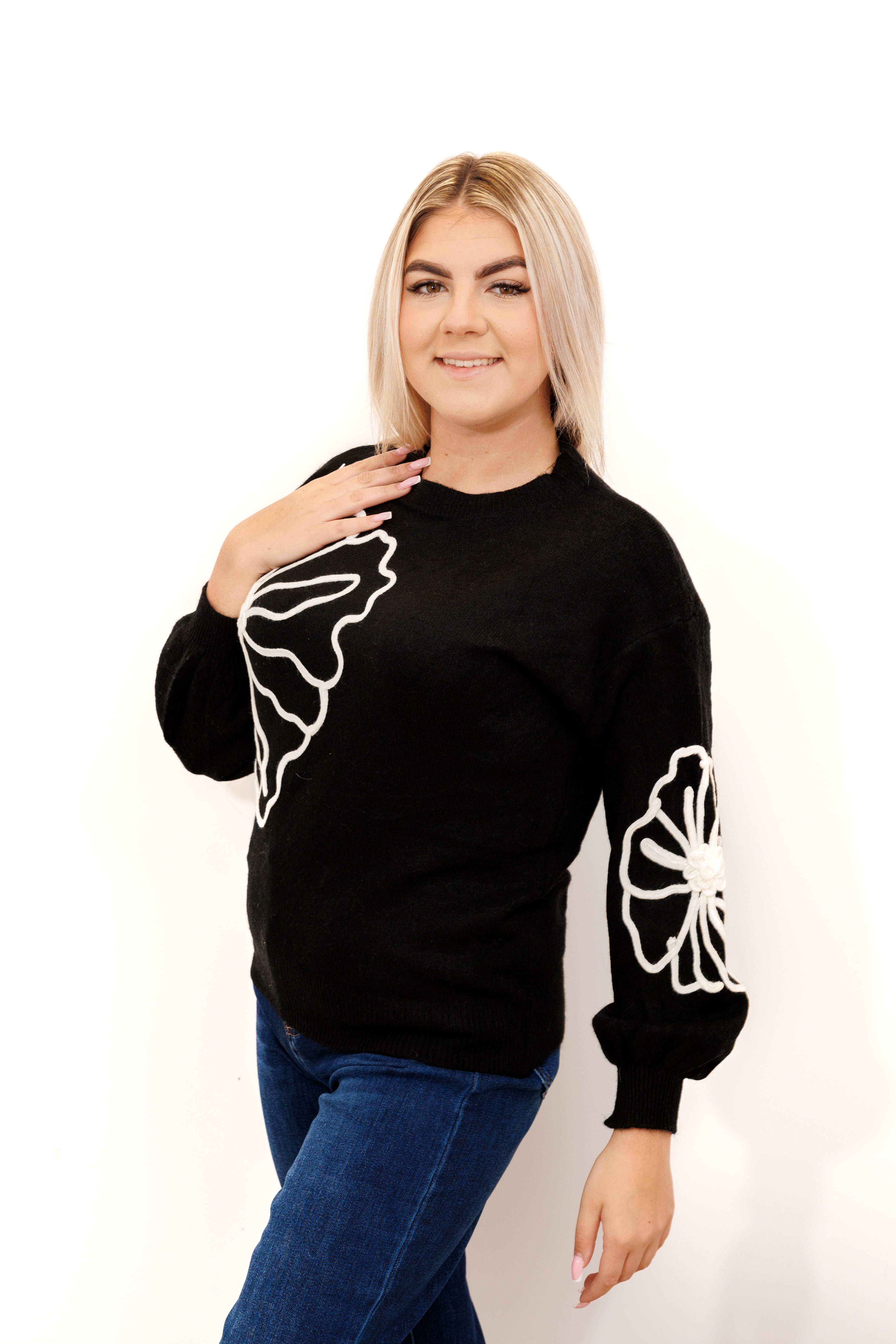 Sweter damski z dekoracyjnymi kwiatami Czarny