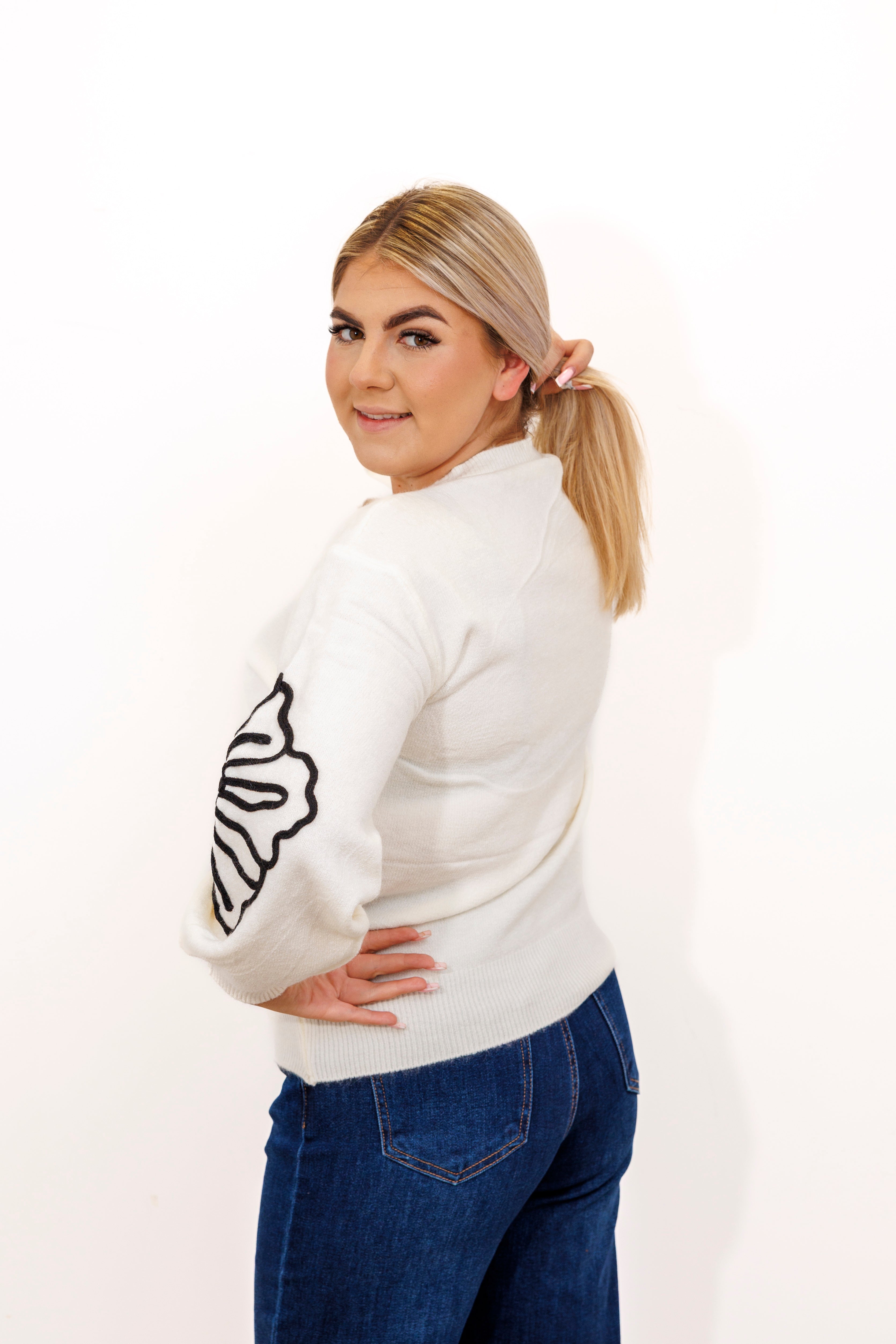 Sweter damski z dekoracyjnymi kwiatami Krem