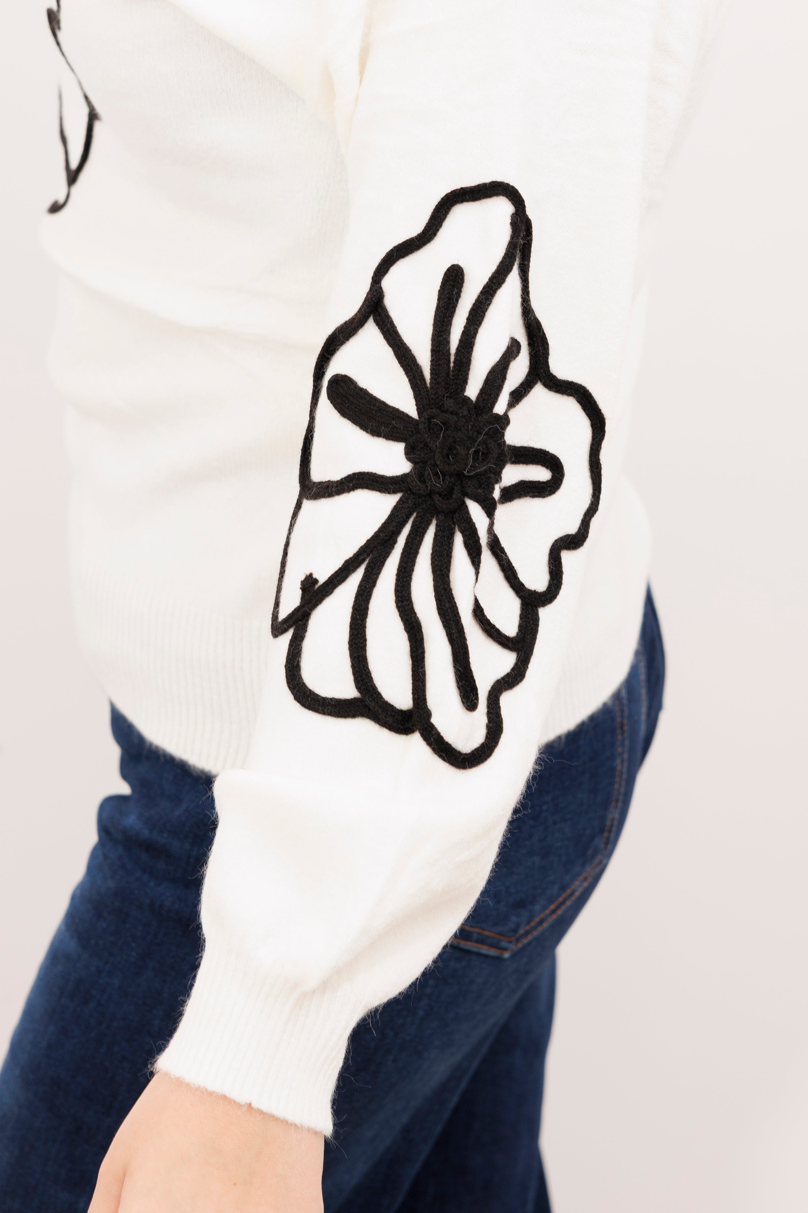 Sweter damski z dekoracyjnymi kwiatami Krem