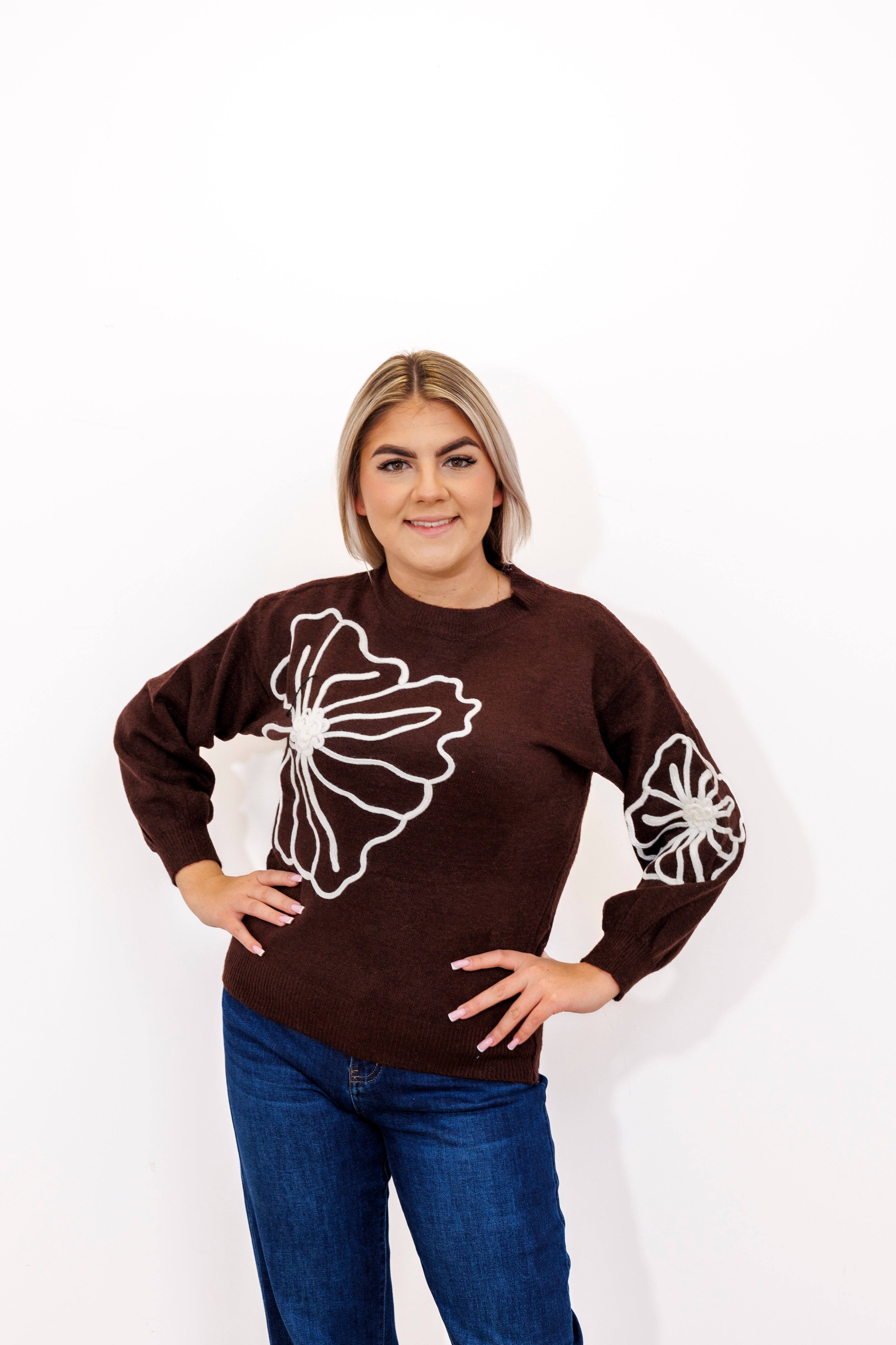 Sweter damski z dekoracyjnymi kwiatami Brąz