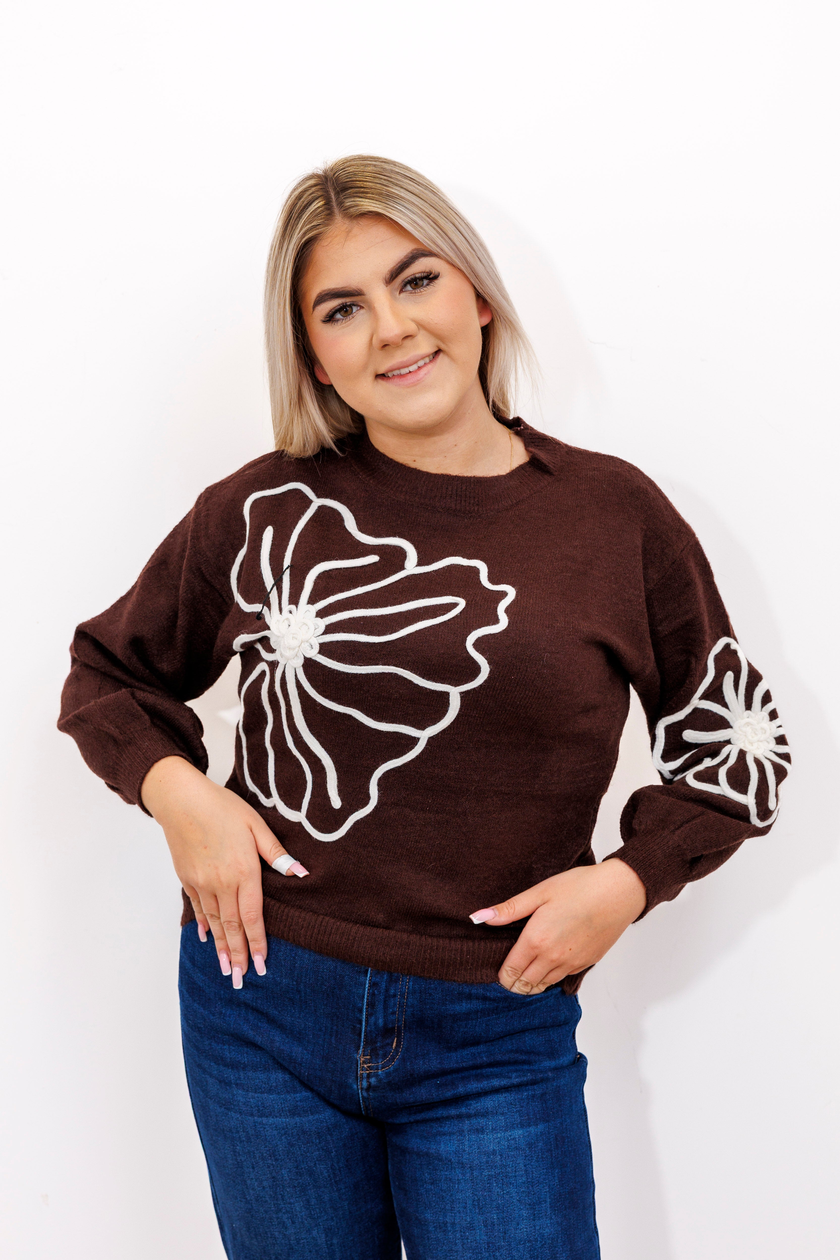 Sweter damski z dekoracyjnymi kwiatami Brąz