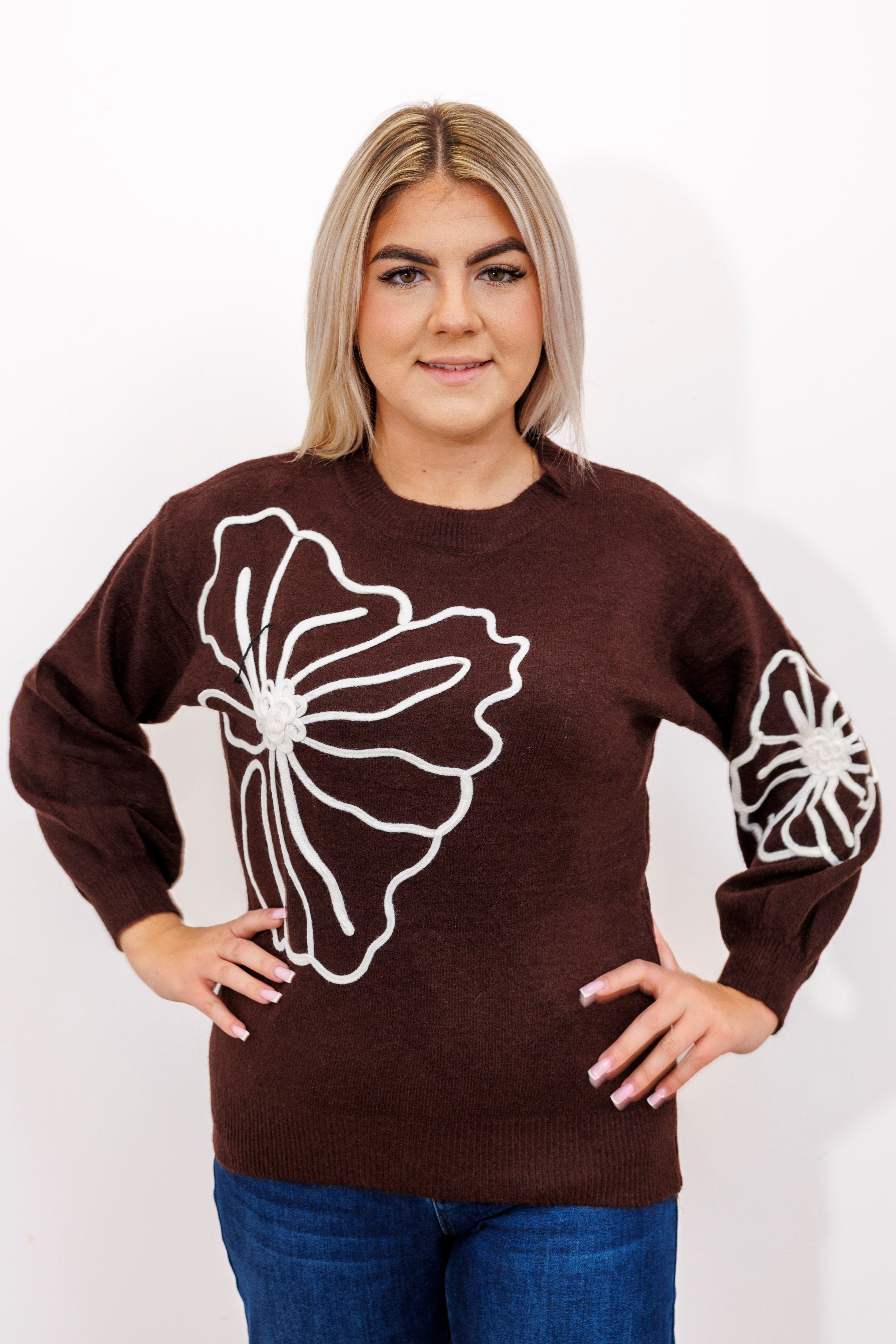 Sweter damski z dekoracyjnymi kwiatami Brąz