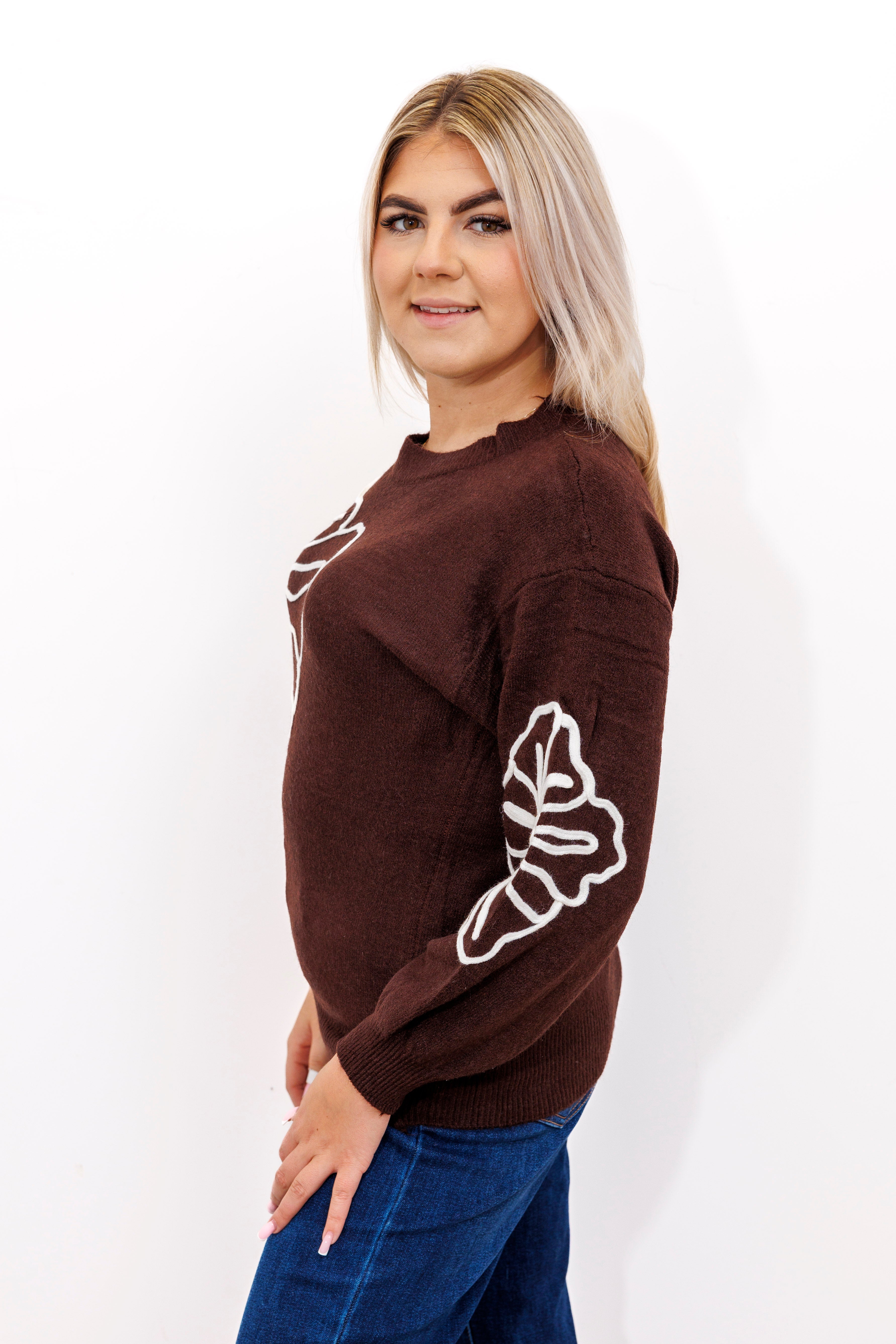 Sweter damski z dekoracyjnymi kwiatami Brąz