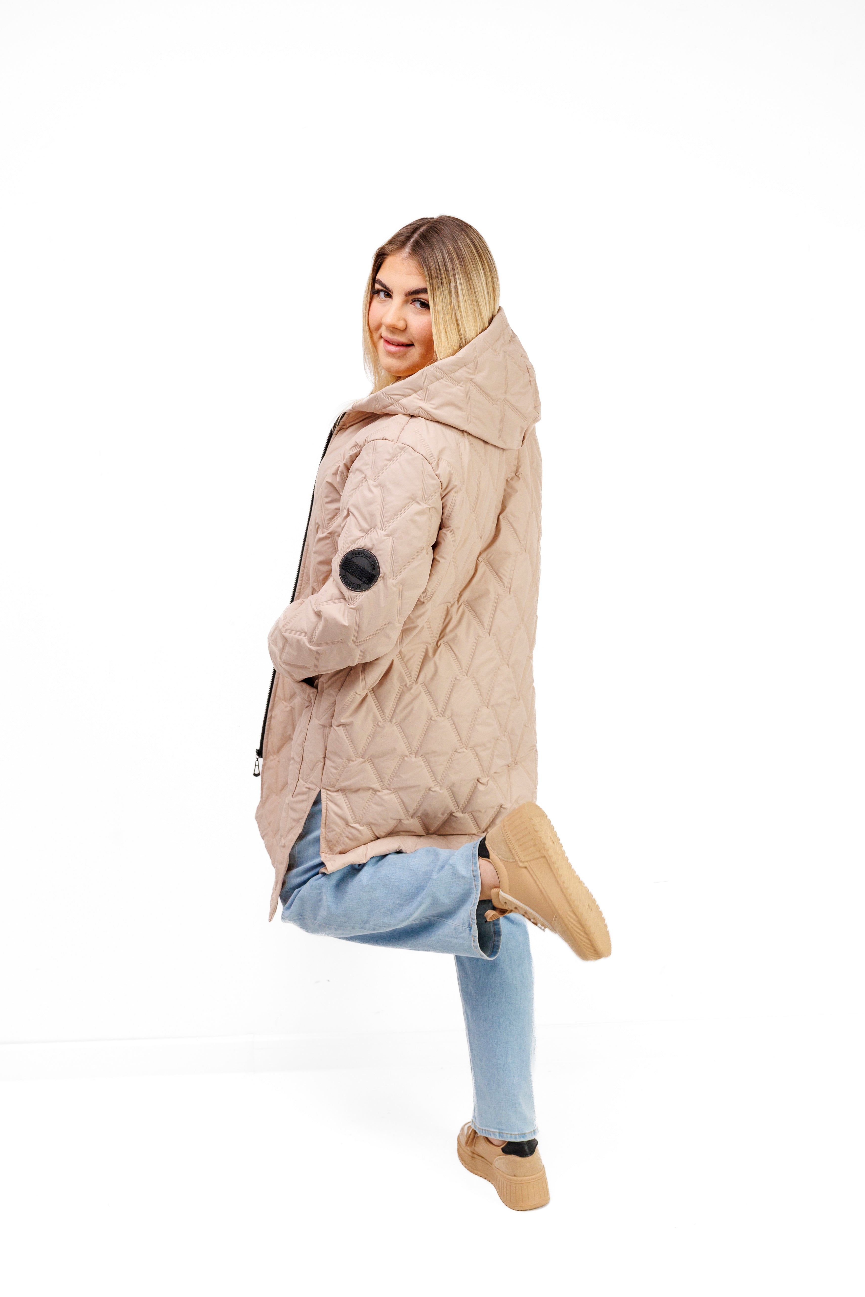 Płaszcz Pikowany Damski z Kapturem i Rozporkami – Polska Produkcja, Duże Rozmiary Beż