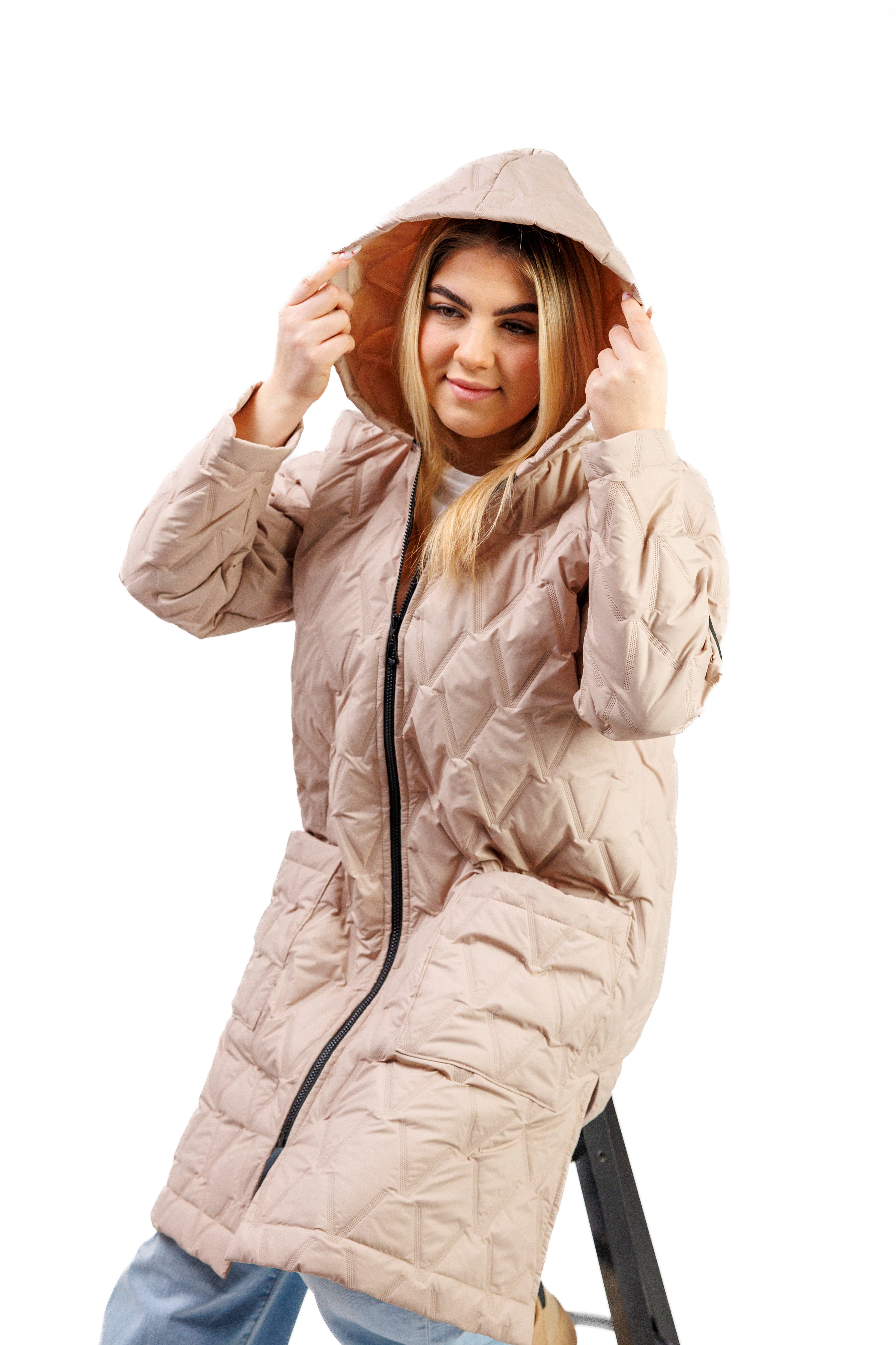 Płaszcz Pikowany Damski z Kapturem i Rozporkami – Polska Produkcja, Duże Rozmiary Beż