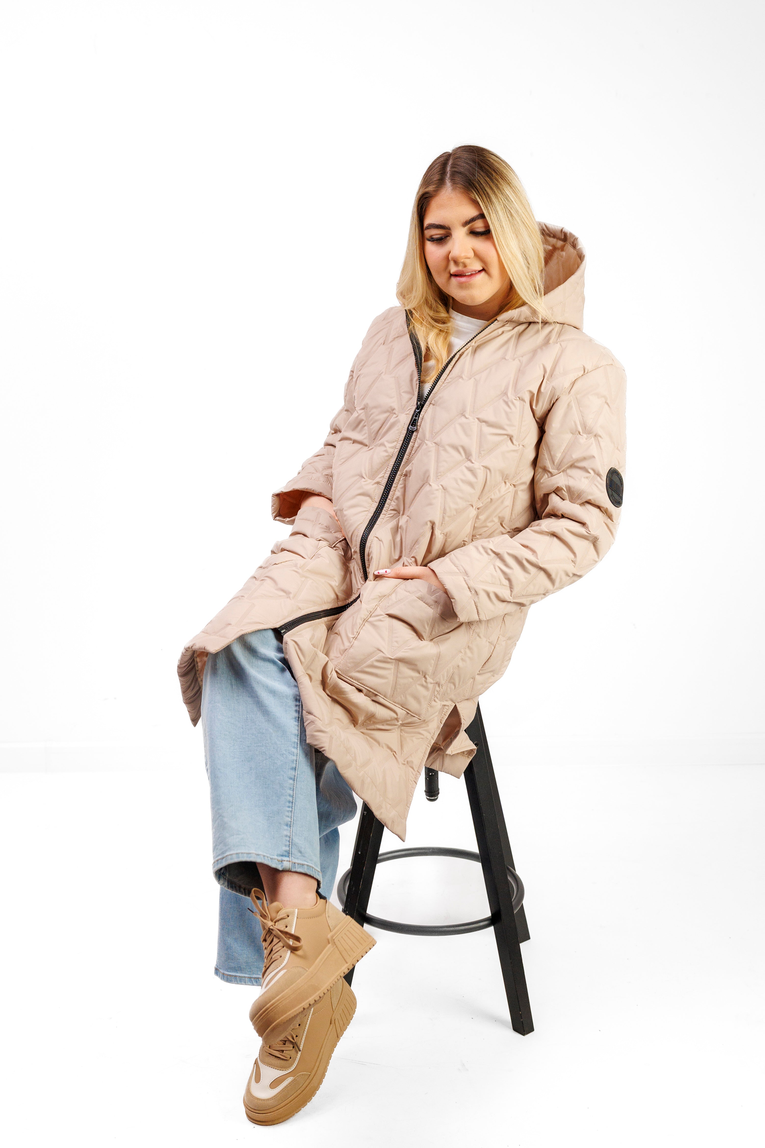 Płaszcz Pikowany Damski z Kapturem i Rozporkami – Polska Produkcja, Duże Rozmiary Beż