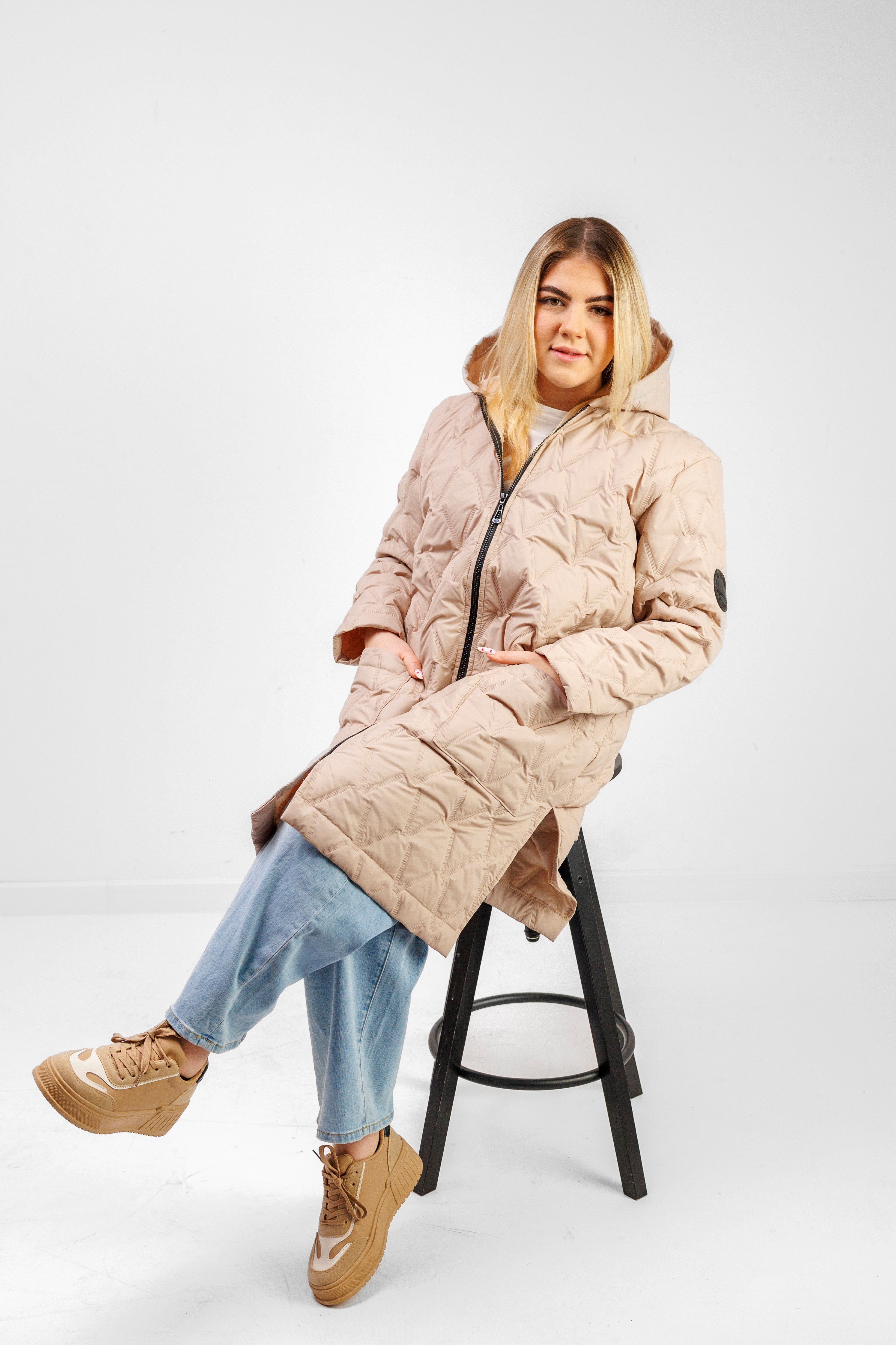 Płaszcz Pikowany Damski z Kapturem i Rozporkami – Polska Produkcja, Duże Rozmiary Beż