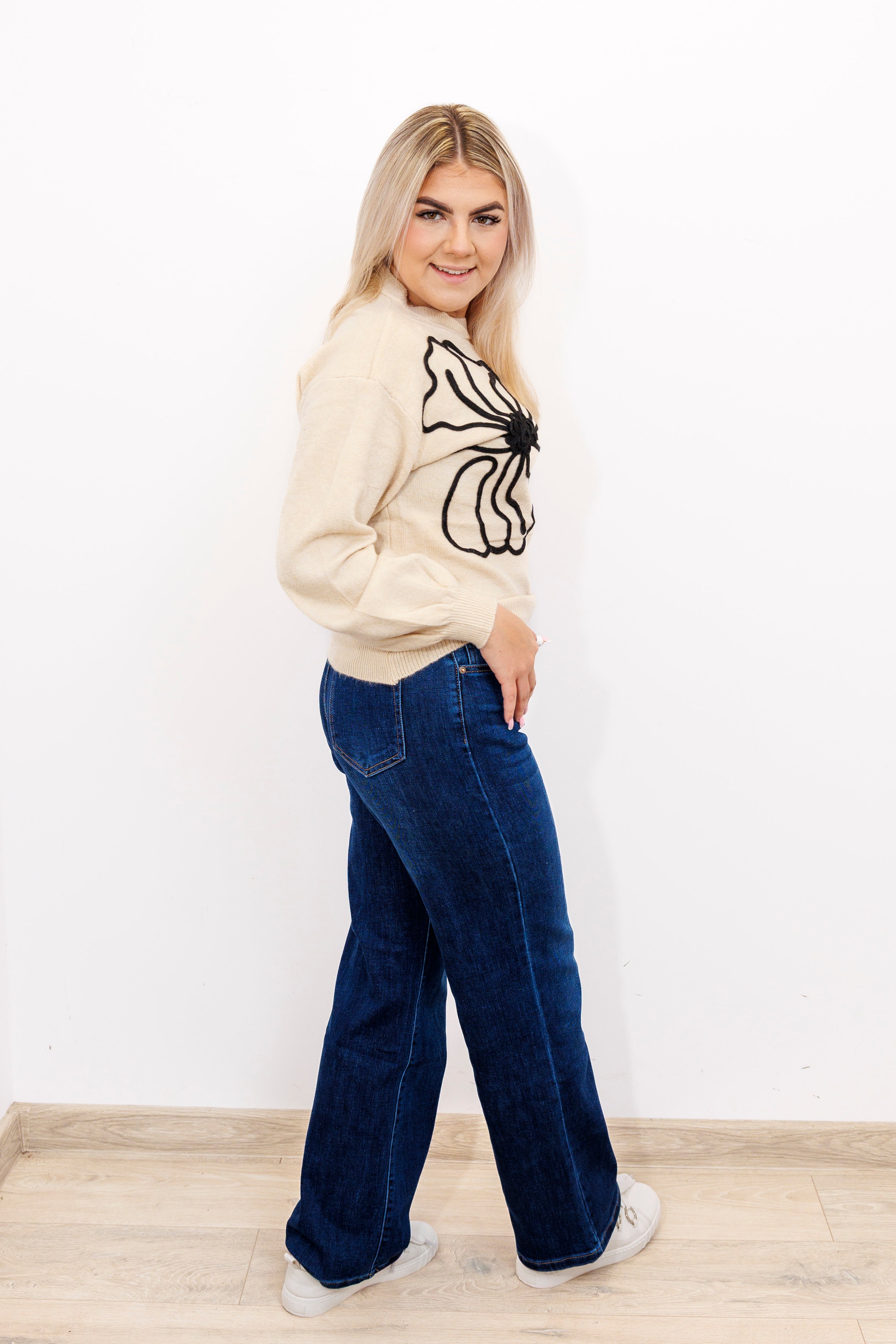 Sweter damski z dekoracyjnymi kwiatami Jasny Beż