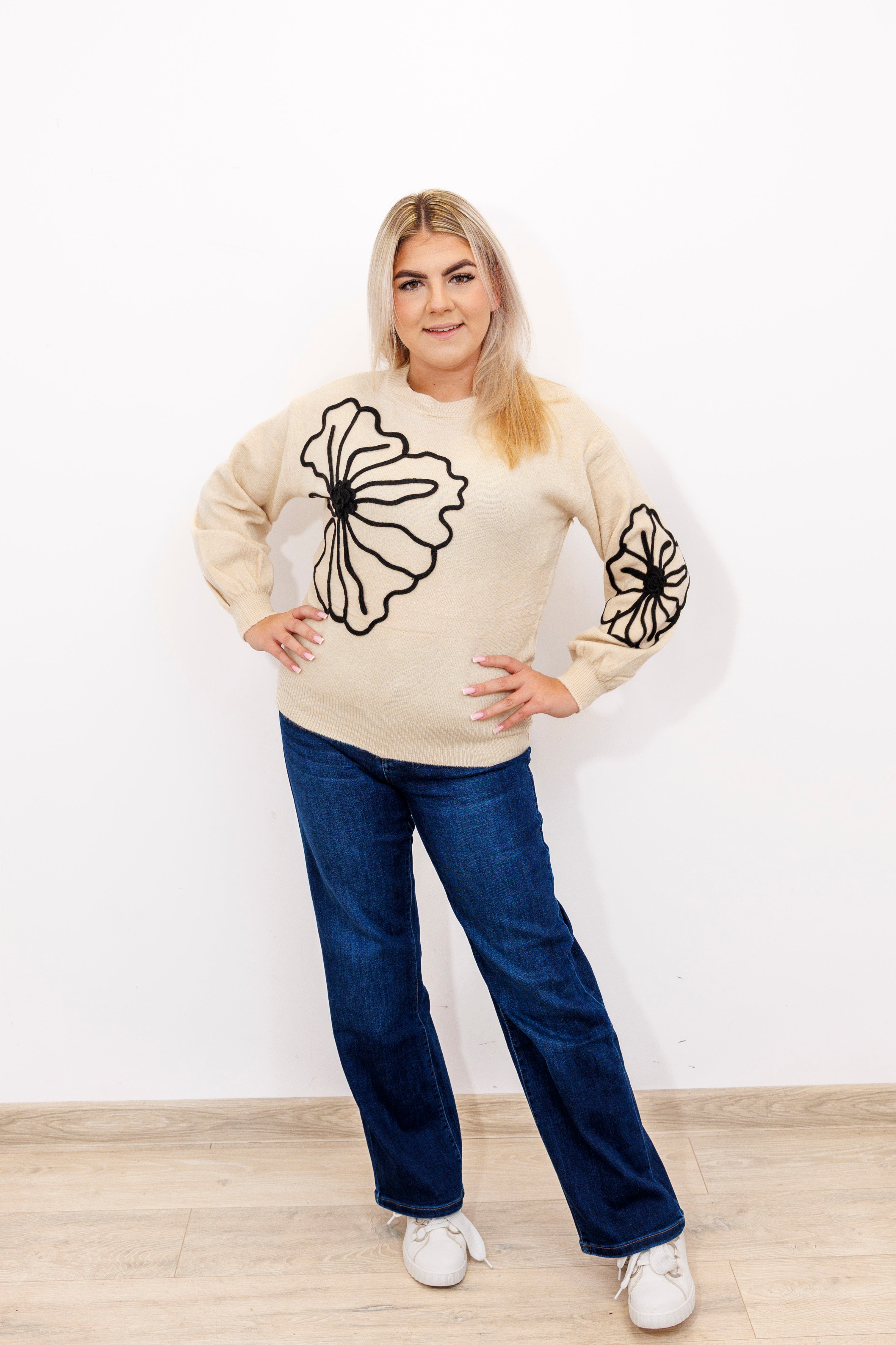 Sweter damski z dekoracyjnymi kwiatami Jasny Beż