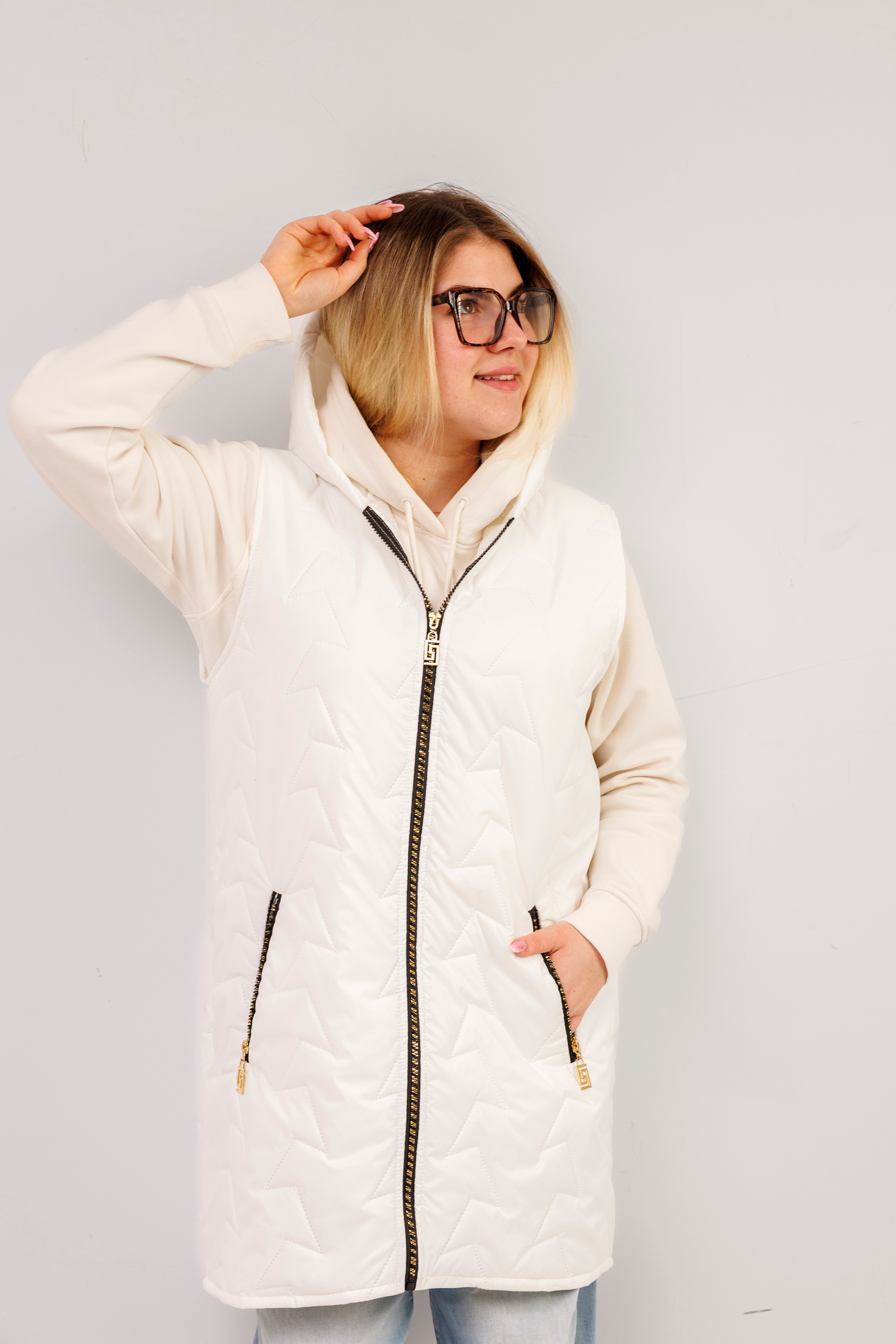 Kamizelka damska plus size pikowana z kapturem polska produkcja Biały