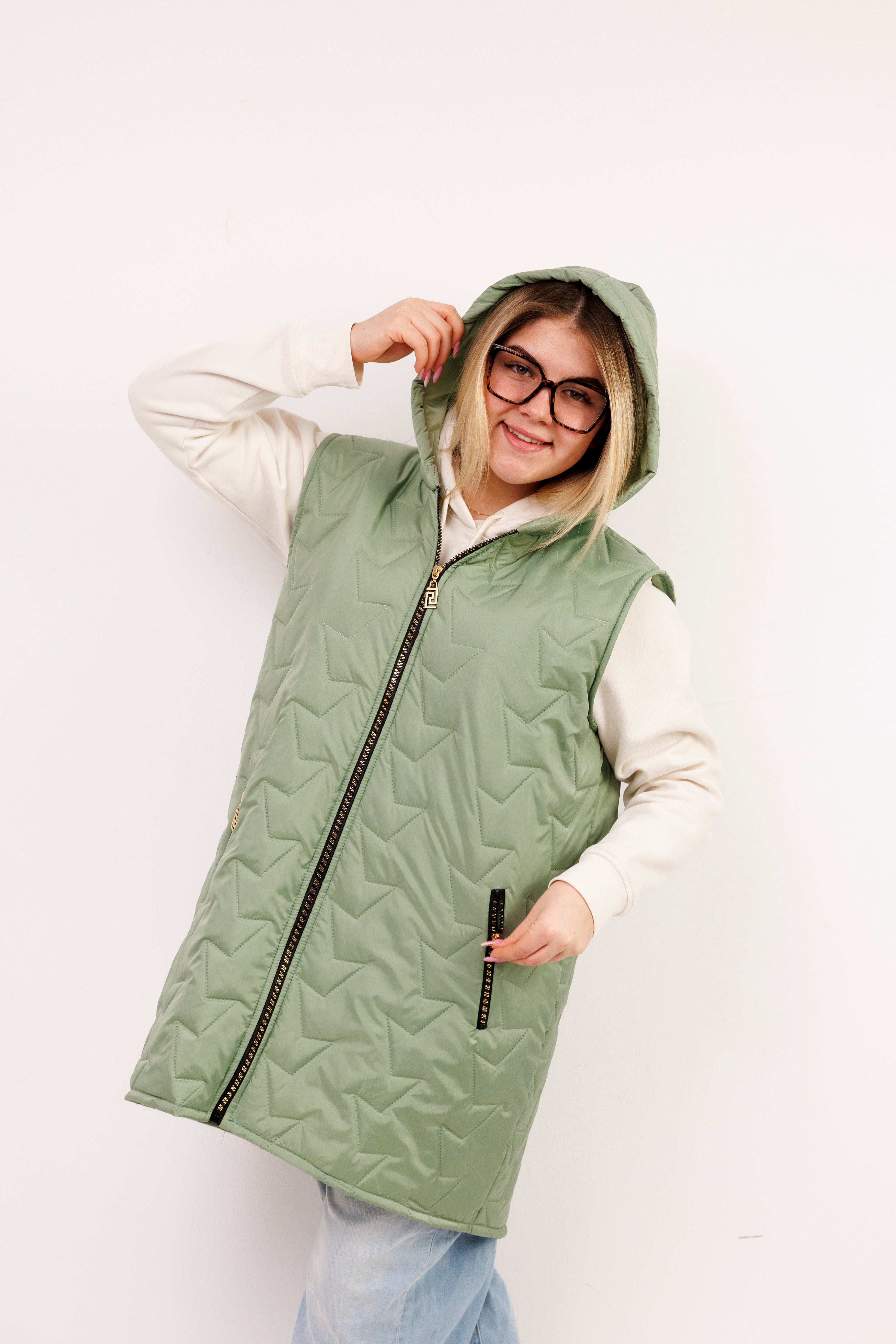 Kamizelka damska plus size pikowana z kapturem polska produkcja Szałwia