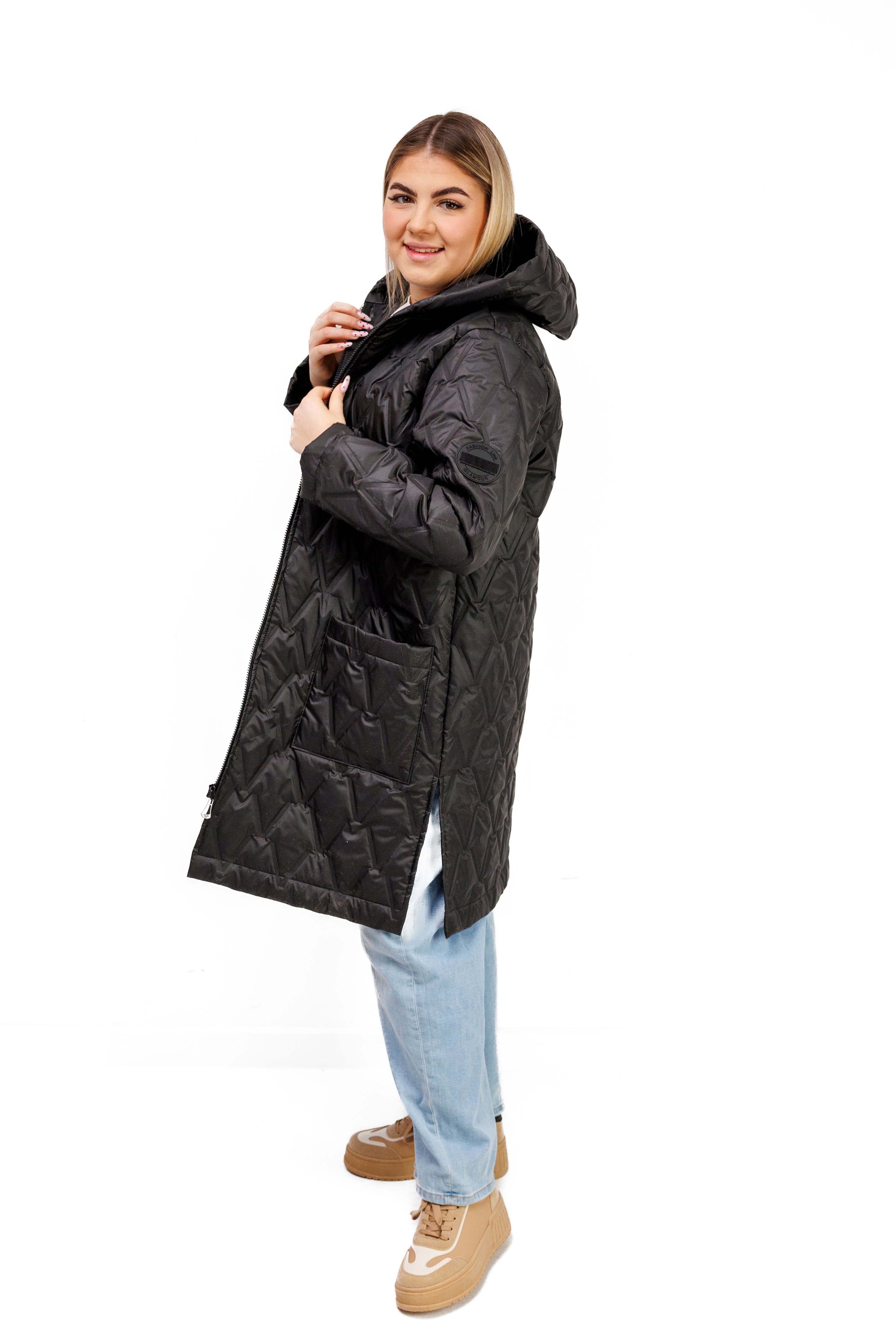 Płaszcz Pikowany Damski z Kapturem i Rozporkami – Polska Produkcja, Duże Rozmiary Czarny