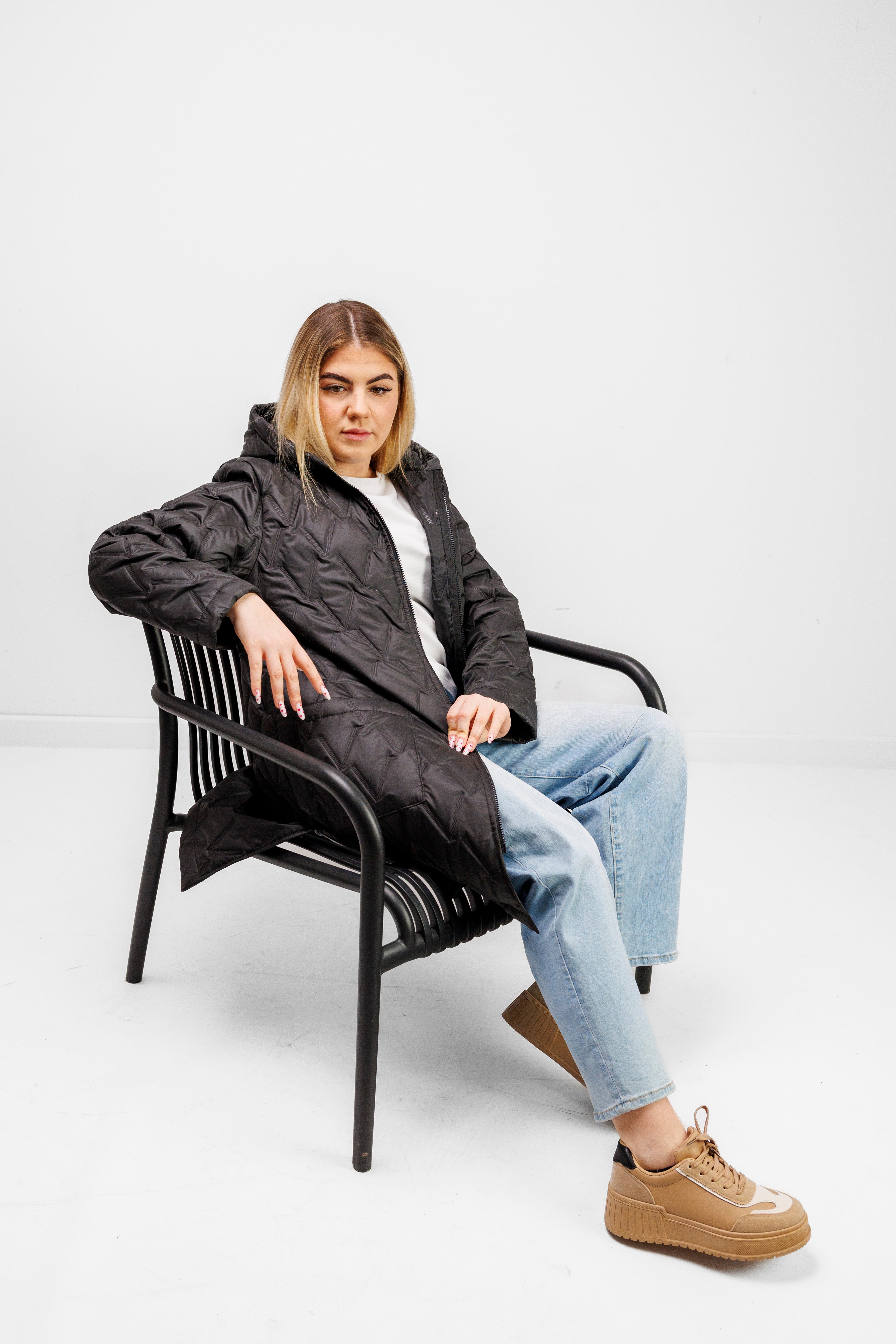 Płaszcz Pikowany Damski z Kapturem i Rozporkami – Polska Produkcja, Duże Rozmiary Czarny