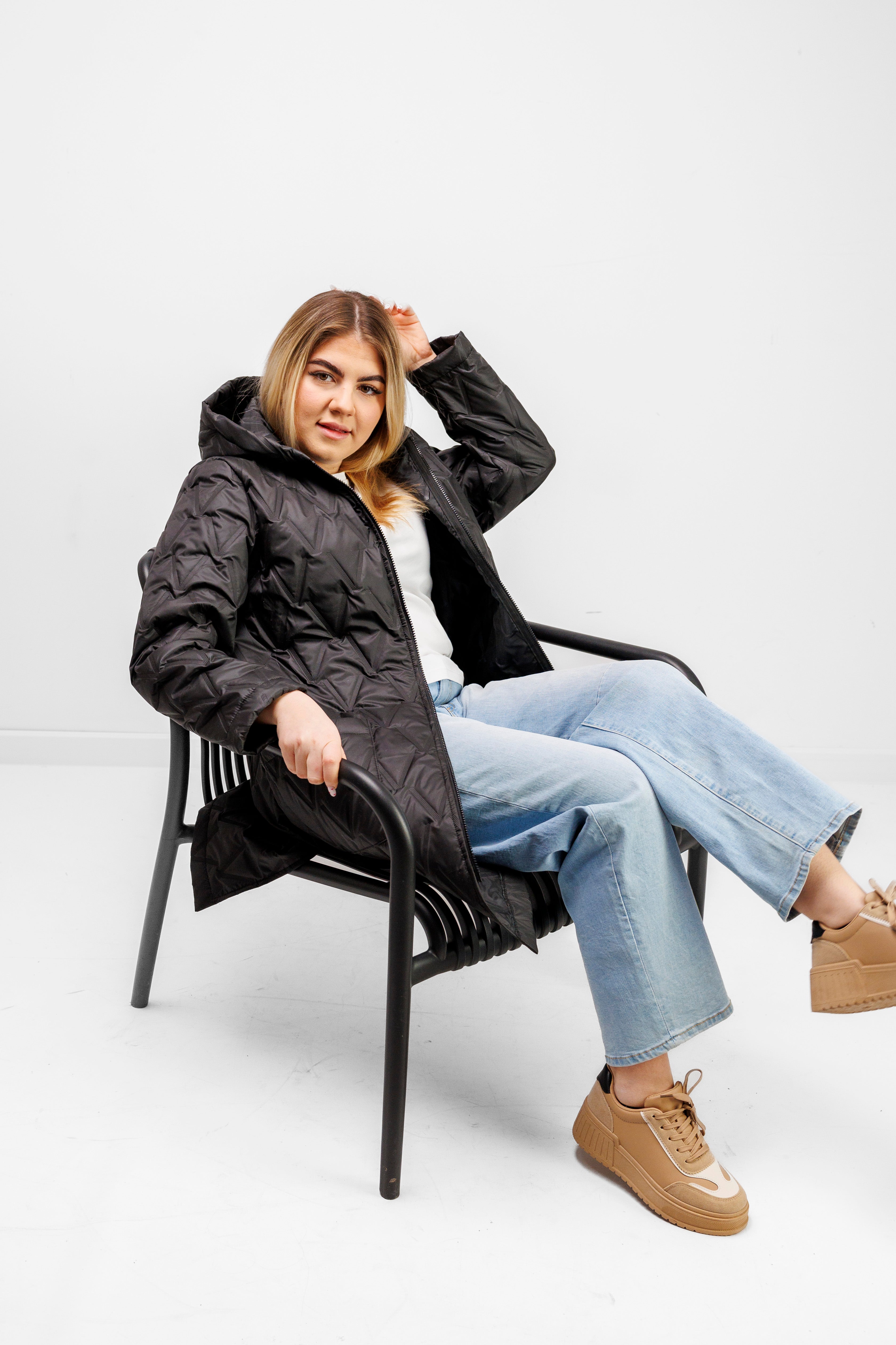 Płaszcz Pikowany Damski z Kapturem i Rozporkami – Polska Produkcja, Duże Rozmiary Czarny