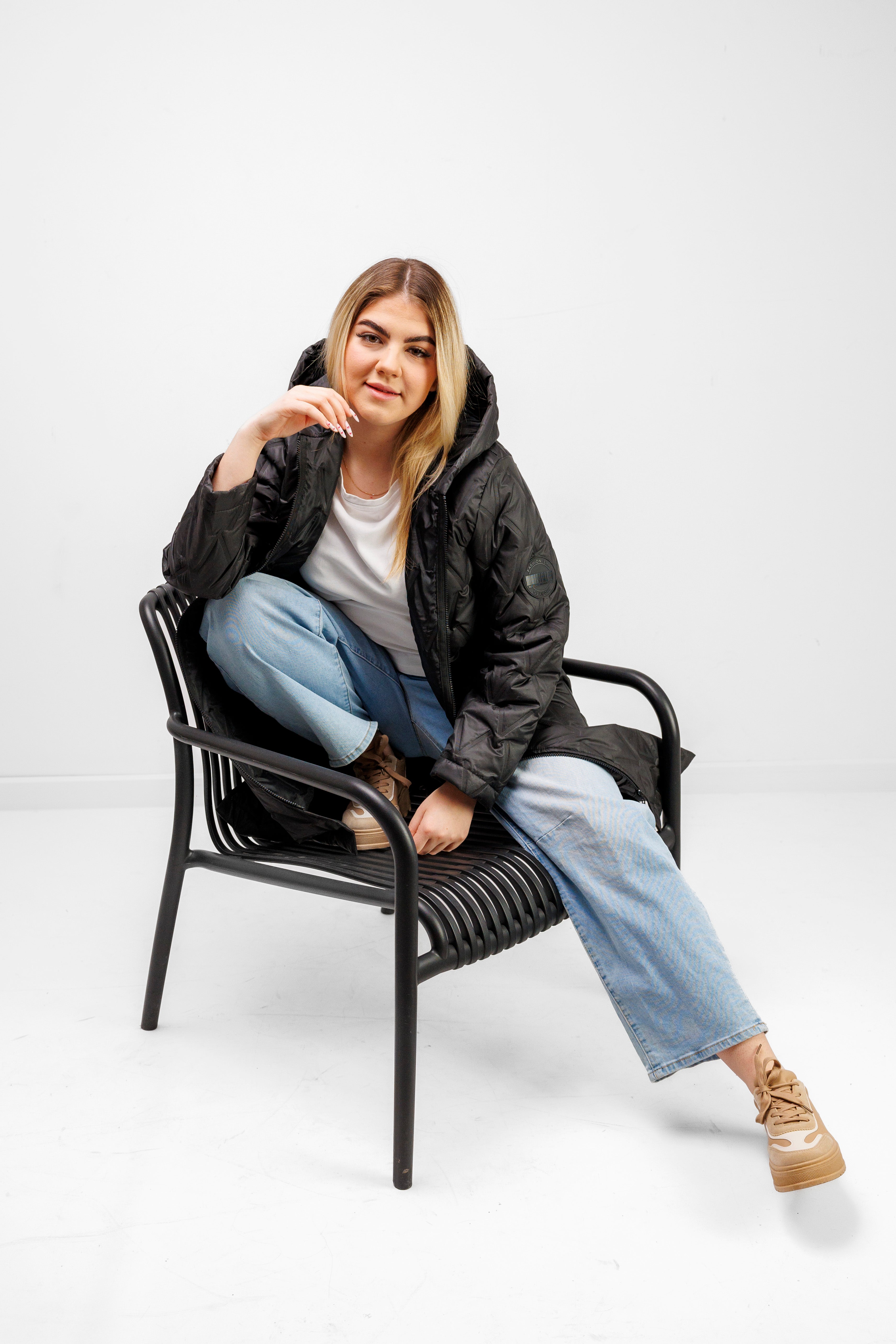 Płaszcz Pikowany Damski z Kapturem i Rozporkami – Polska Produkcja, Duże Rozmiary Czarny