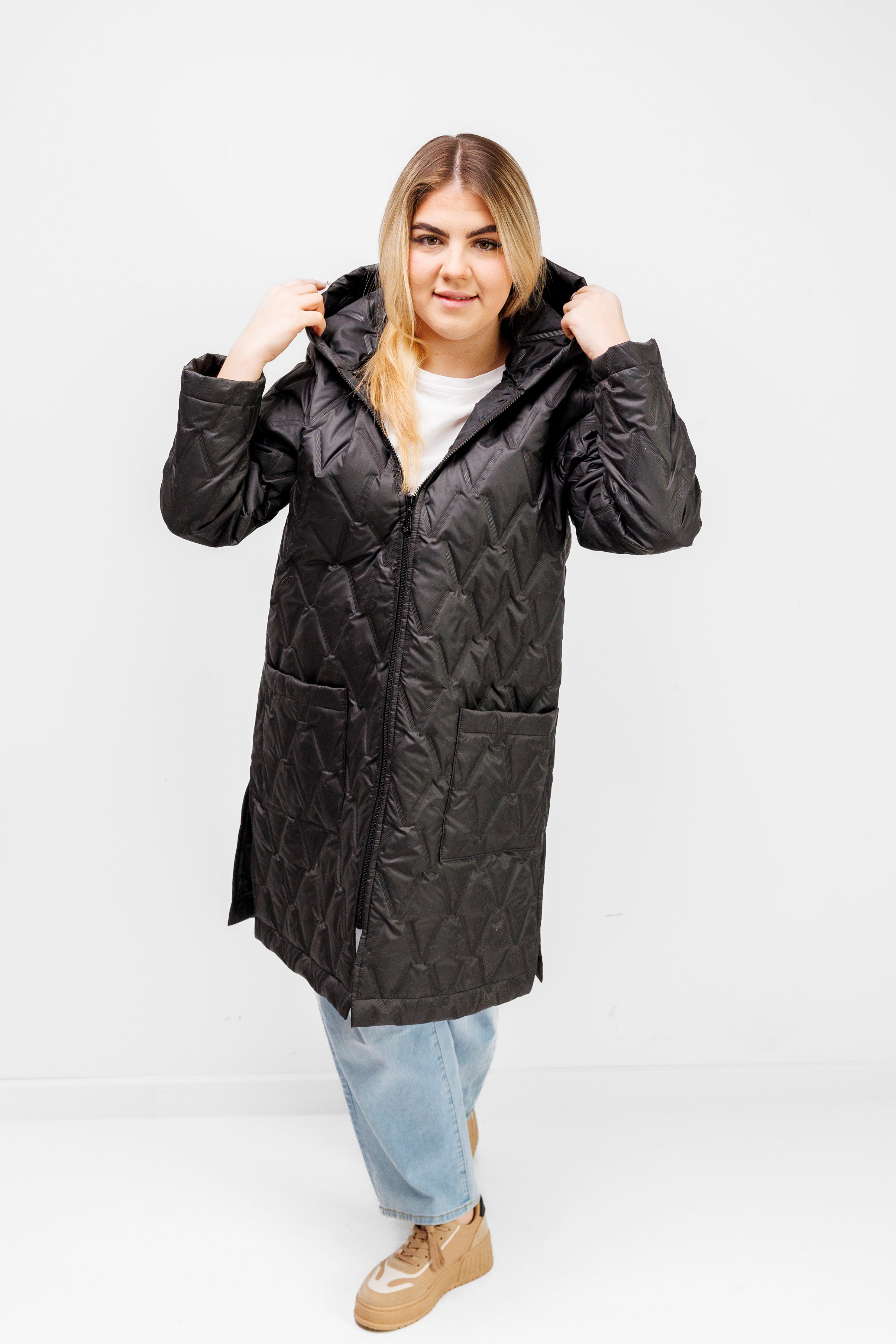 Płaszcz Pikowany Damski z Kapturem i Rozporkami – Polska Produkcja, Duże Rozmiary Czarny