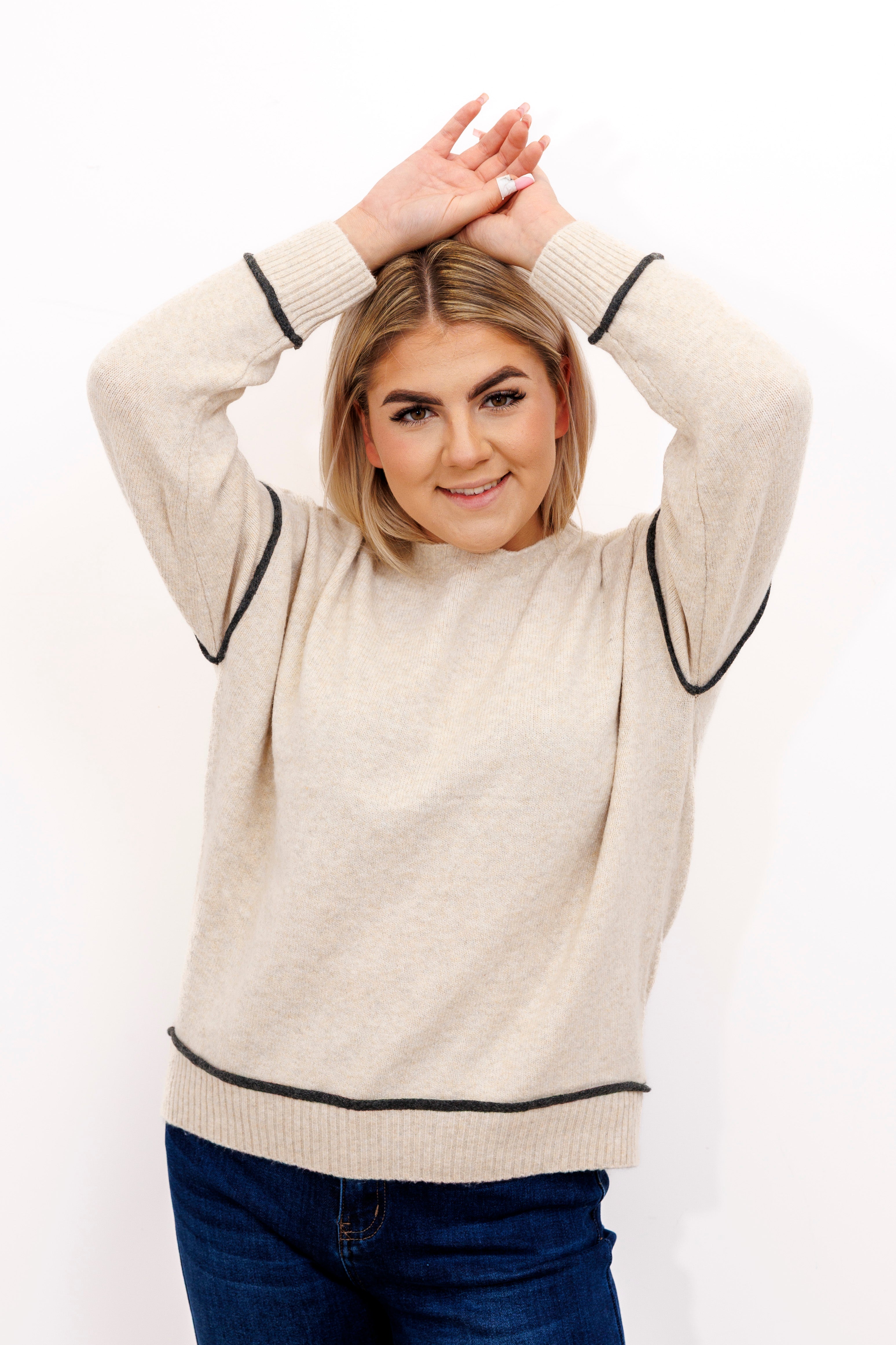 Sweter z kontrastowymi przeszyciami Jasny Beż