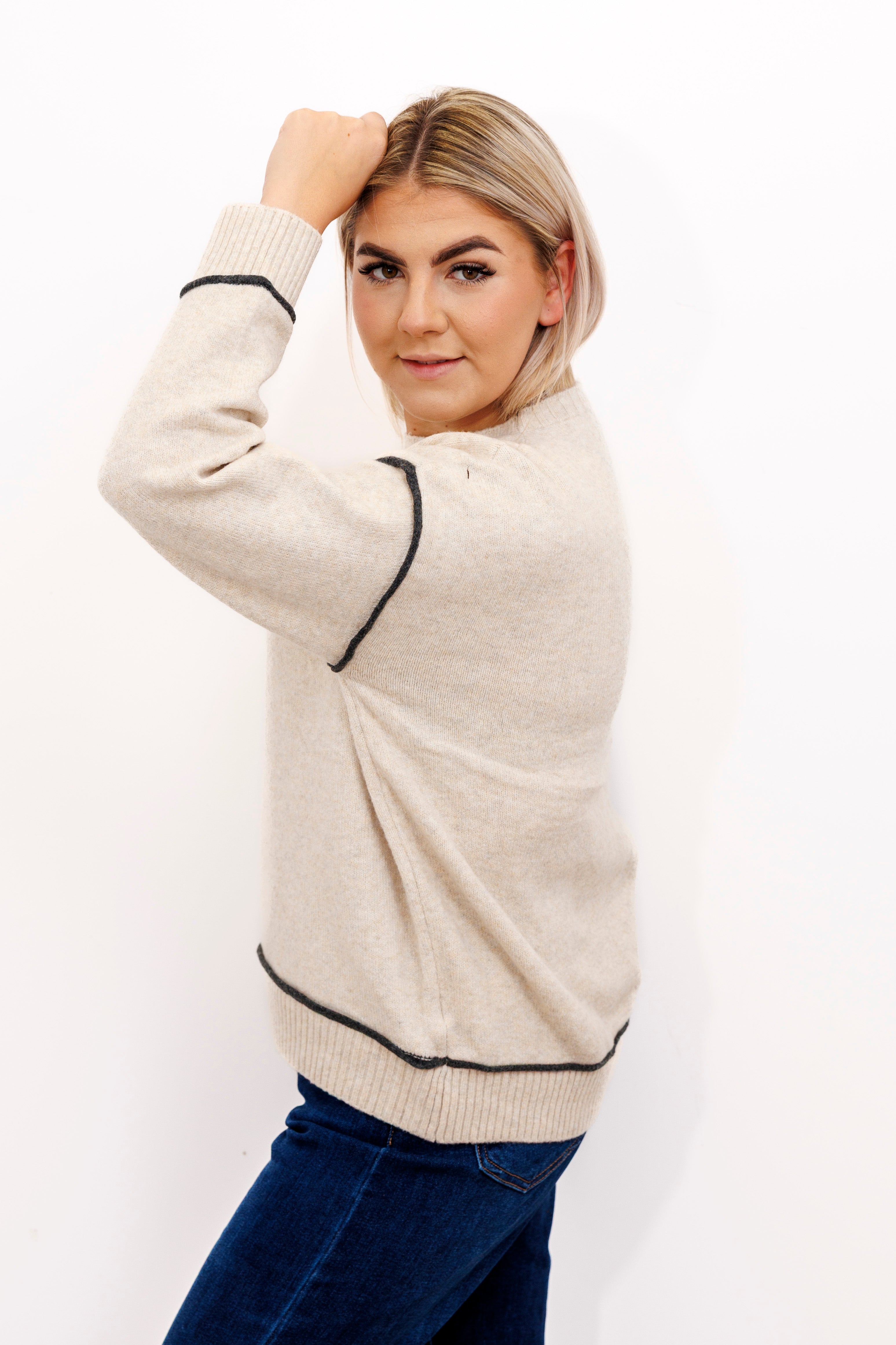 Sweter z kontrastowymi przeszyciami Jasny Beż