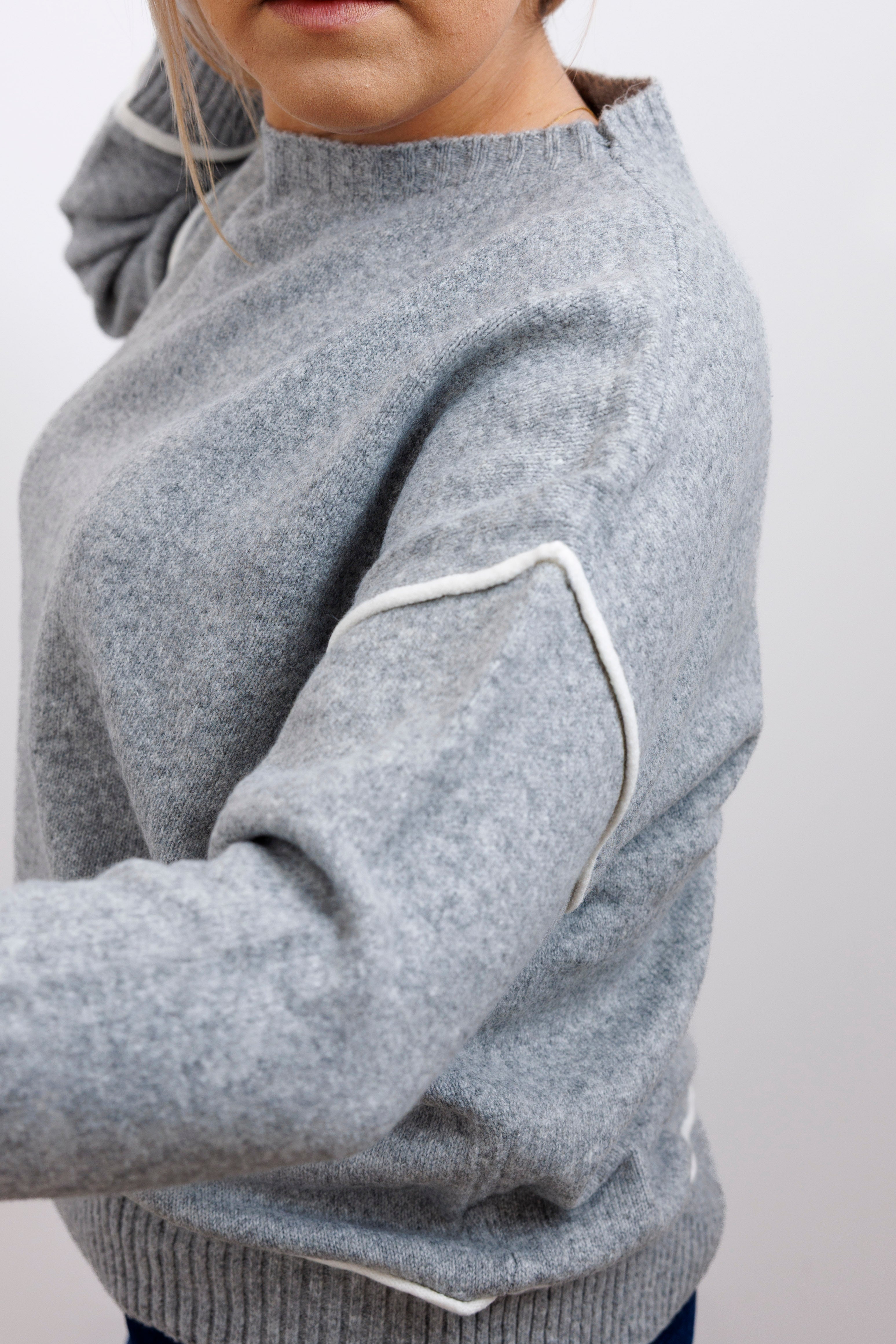 Sweter z kontrastowymi przeszyciami Popiel