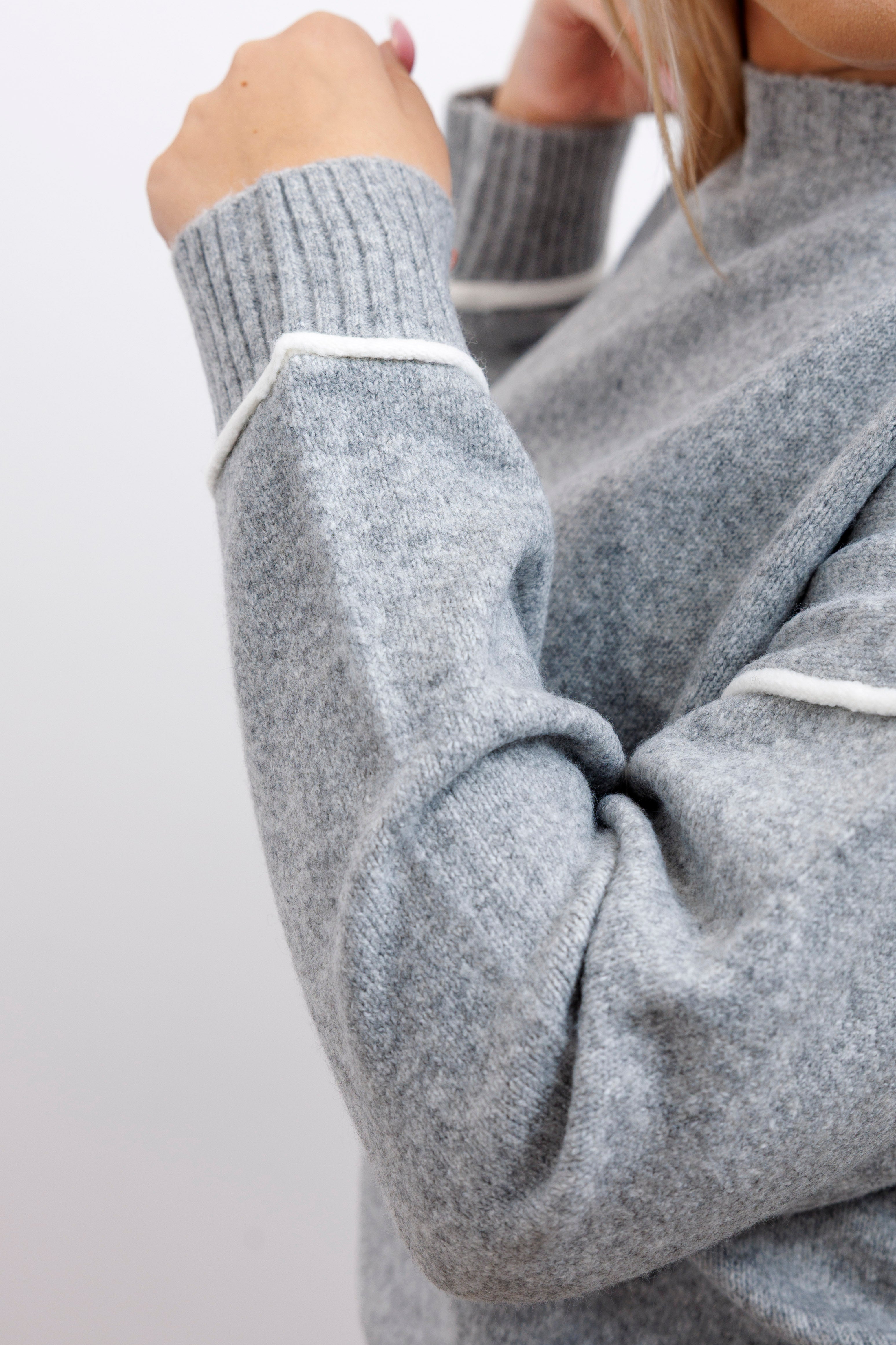 Sweter z kontrastowymi przeszyciami Popiel